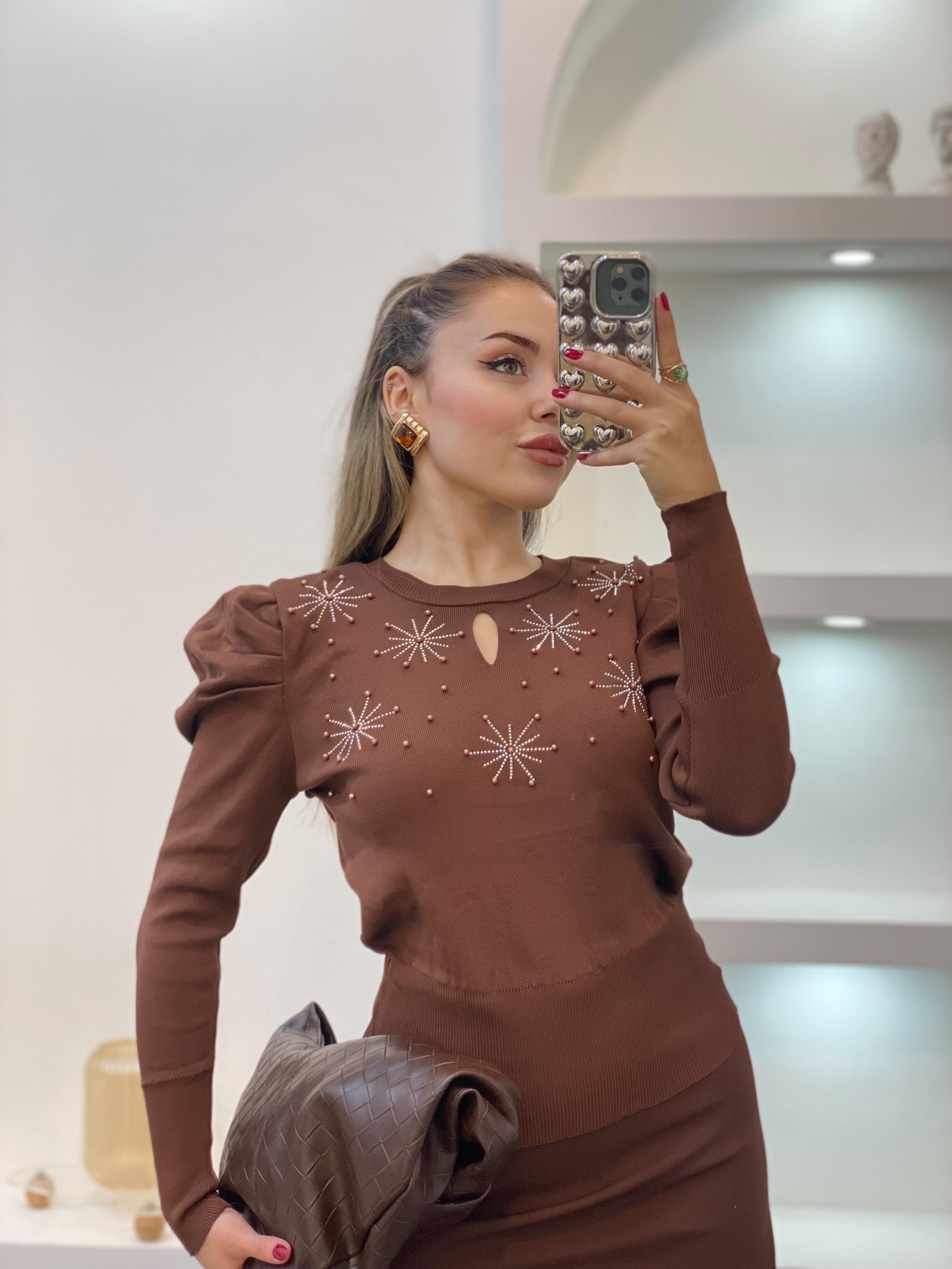 Kahve Önü Mini Pencereli Taşlı Triko Bluz
