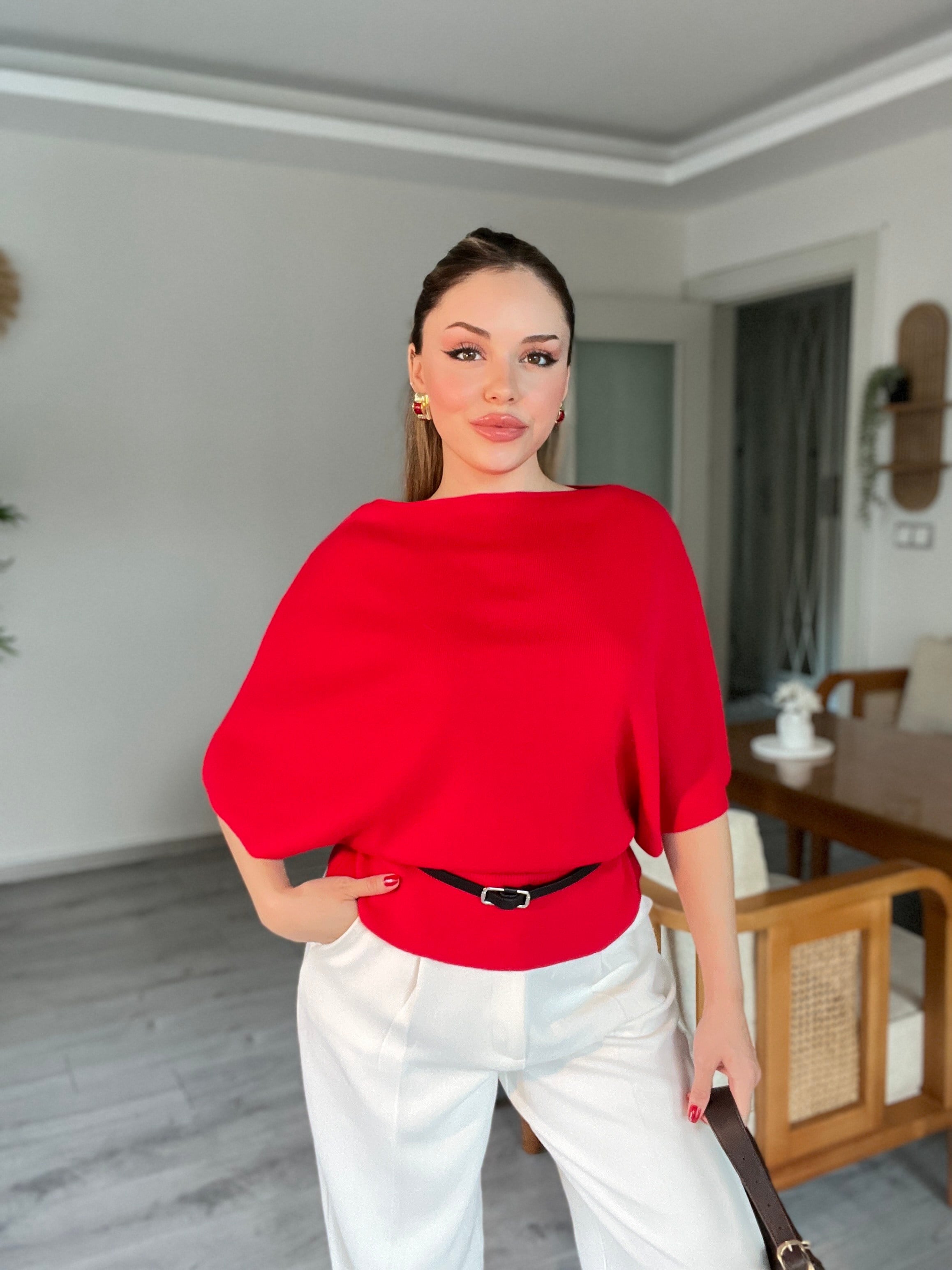 Kırmızı Kemerli Kayık Yaka Triko 