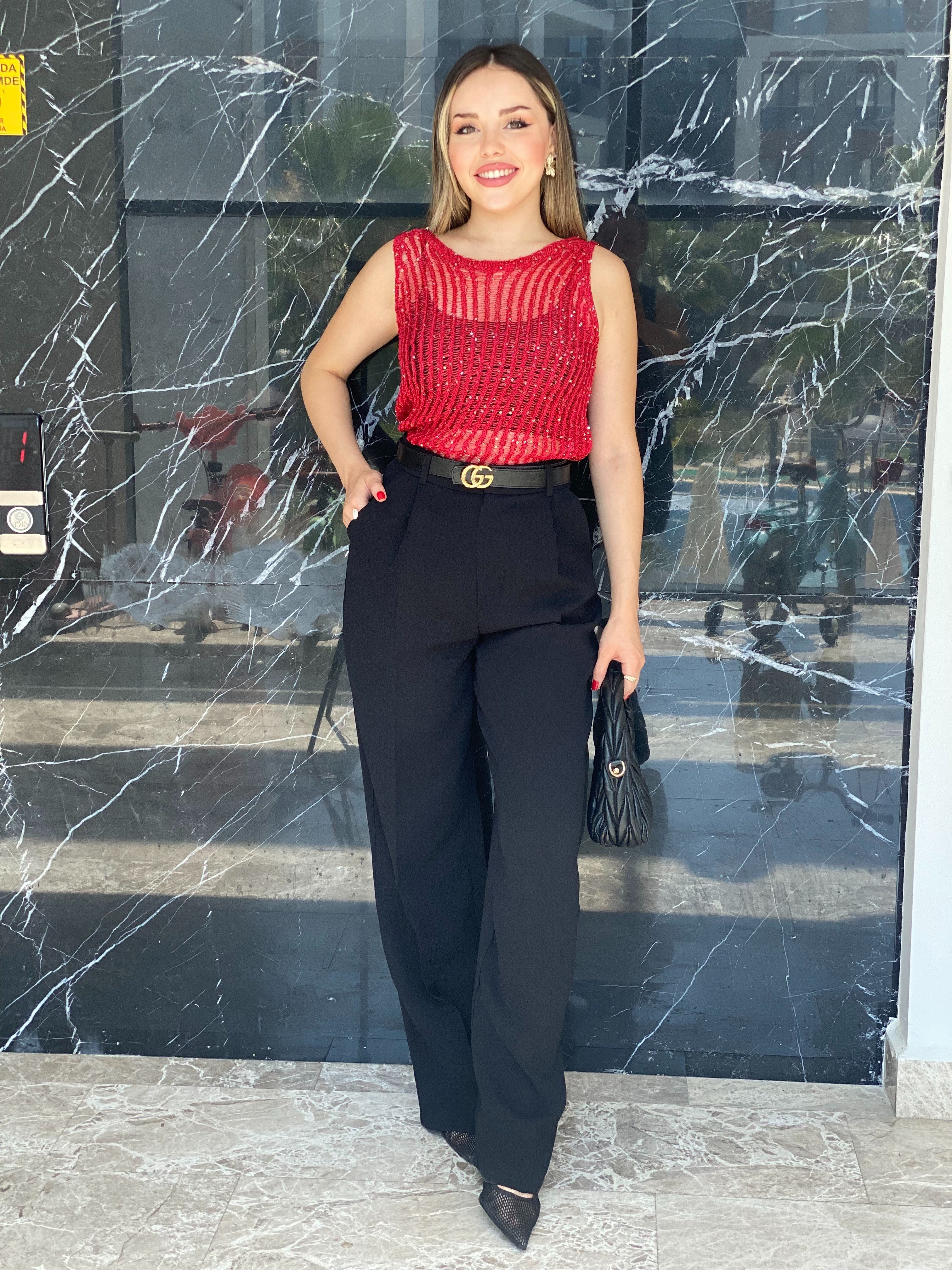Kırmızı Pul İşlemeli Kolsuz File Bluz 