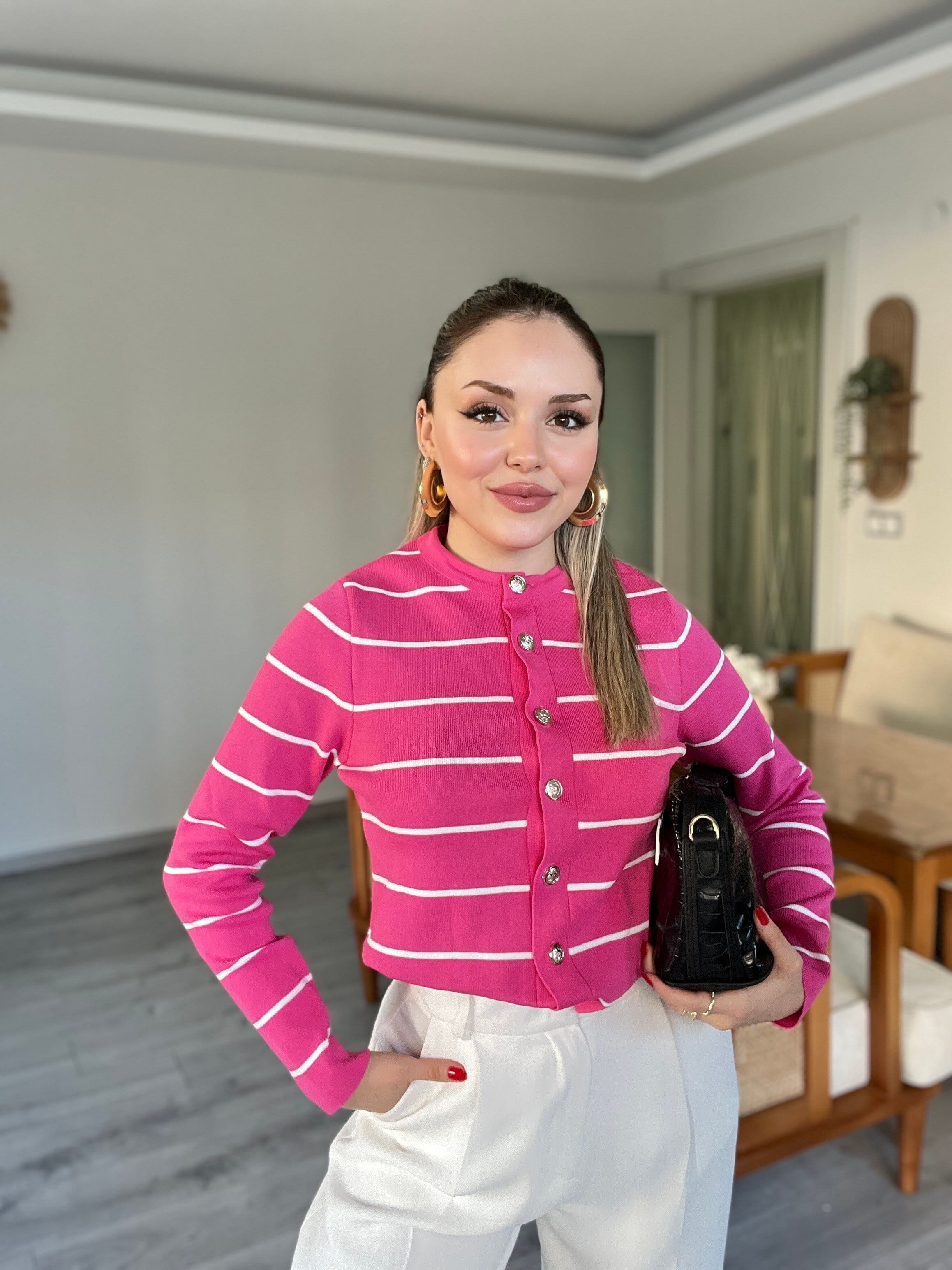 Pembe Beyaz Çizgili Gold Düğmeli Triko Hırka