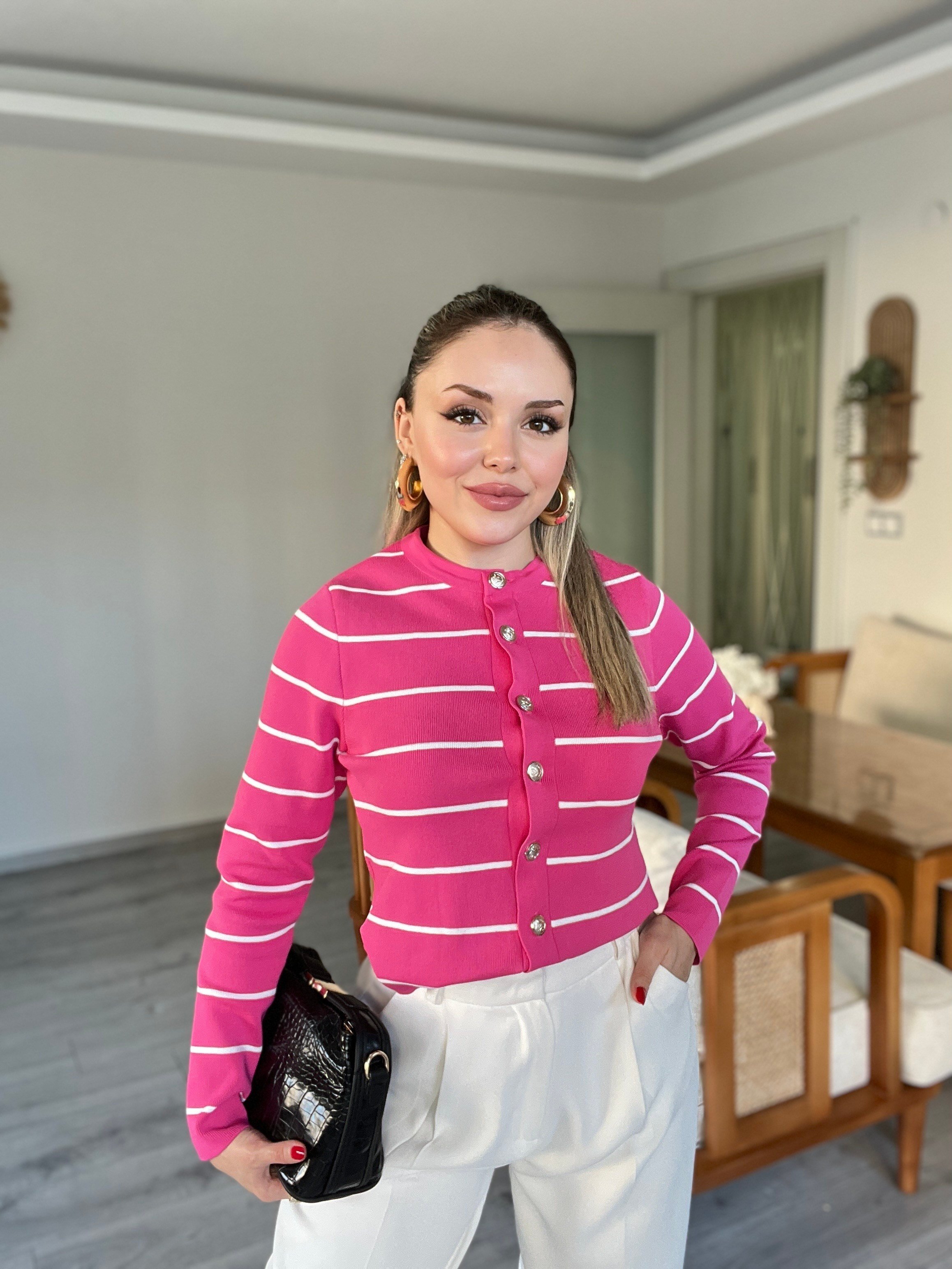 Pembe Beyaz Çizgili Gold Düğmeli Triko Hırka