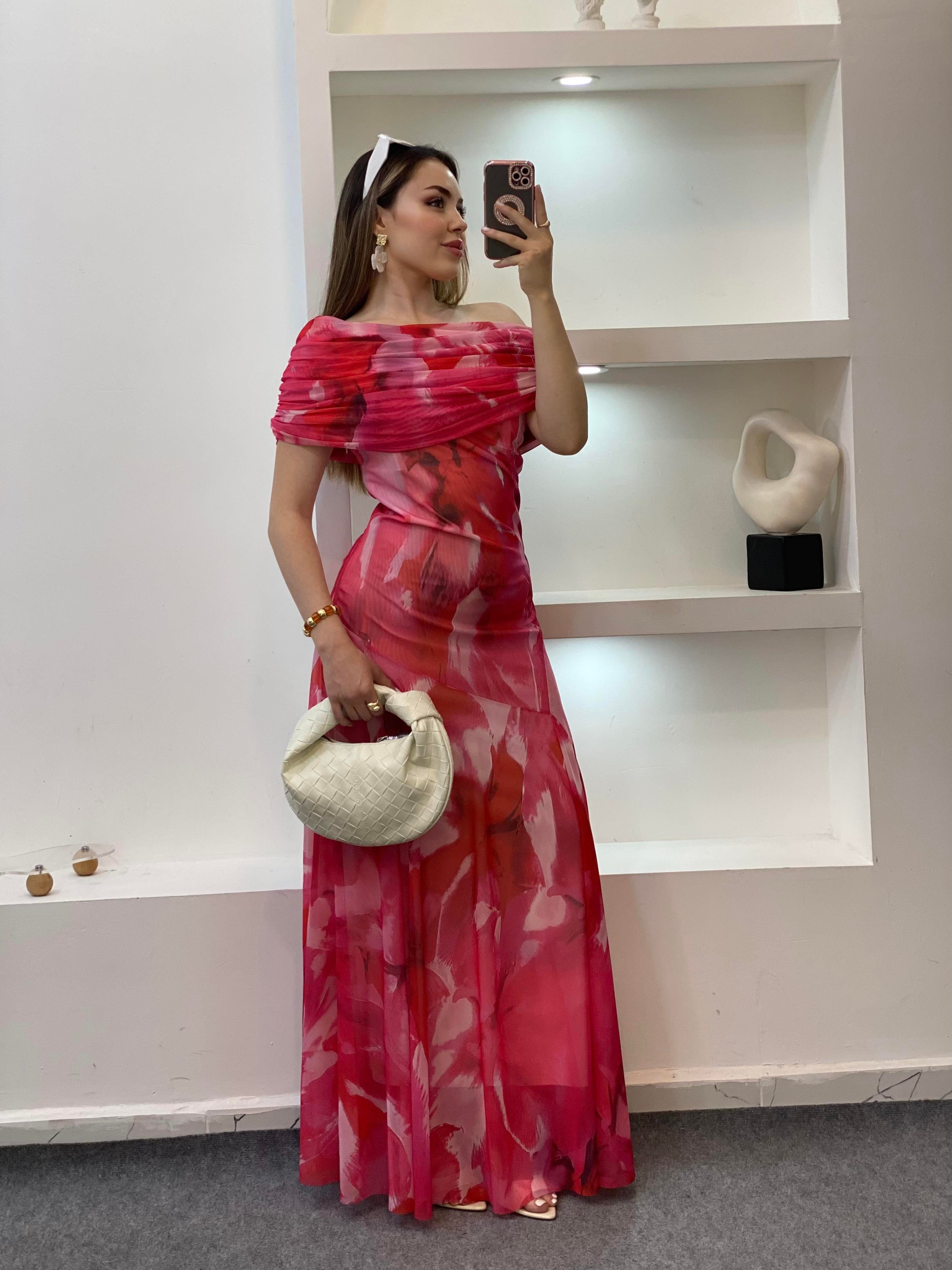 Pembe Desenli Kayık Yaka Şifon Elbise