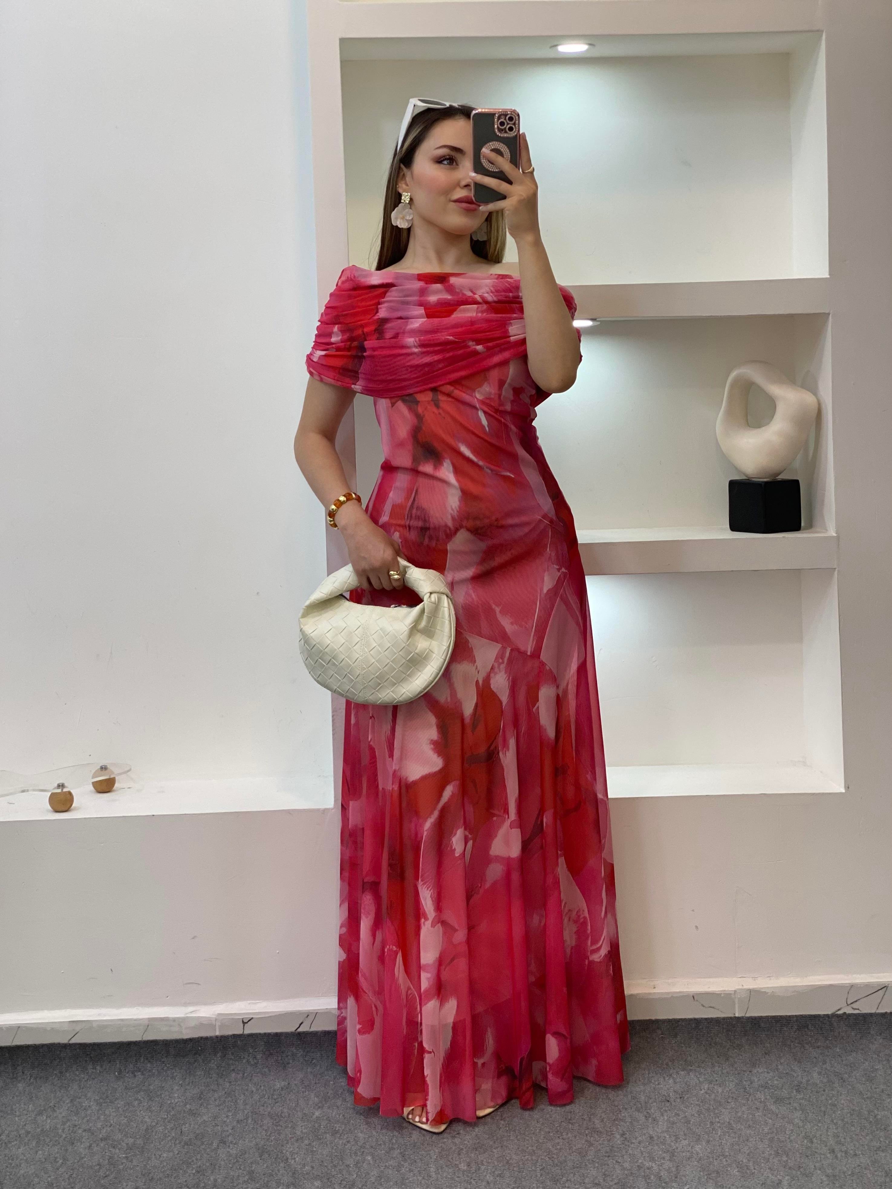 Pembe Desenli Kayık Yaka Şifon Elbise