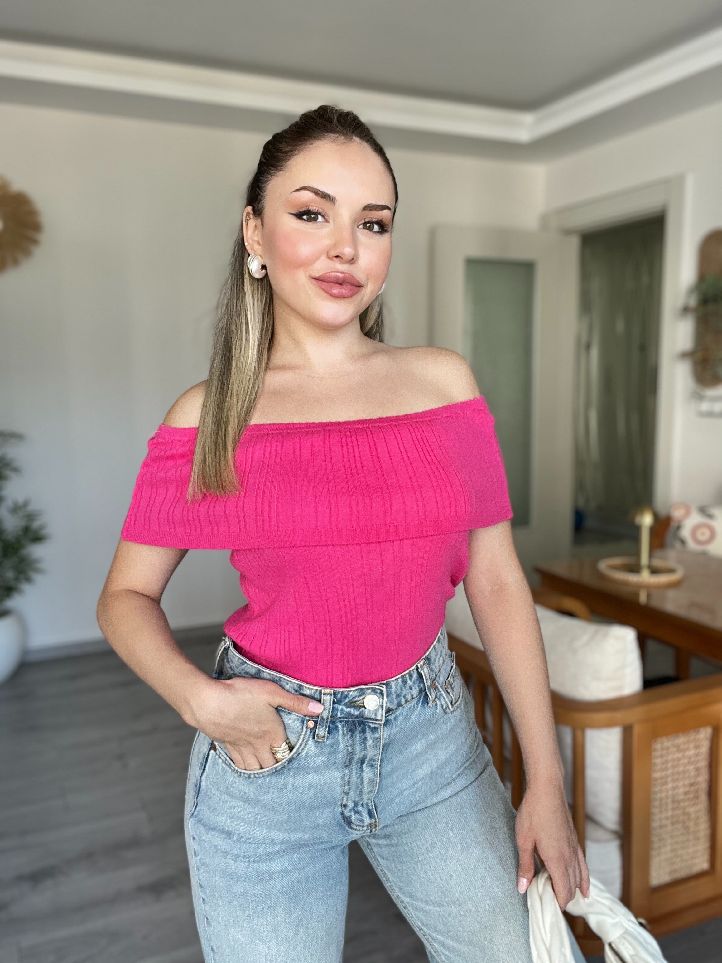 Pembe Yumoş Dokulu Madonna Yaka Triko Bluz