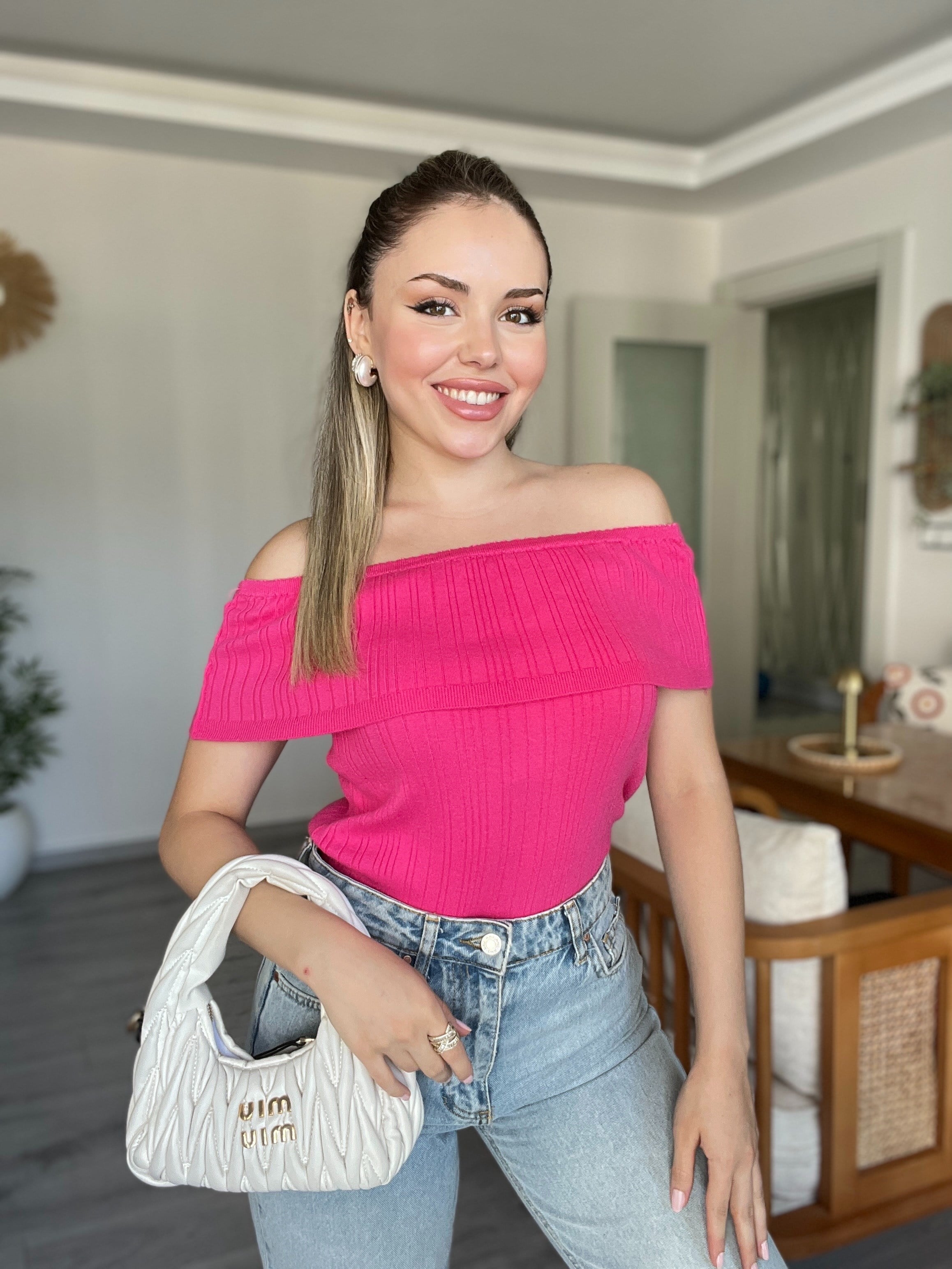 Pembe Yumoş Dokulu Madonna Yaka Triko Bluz