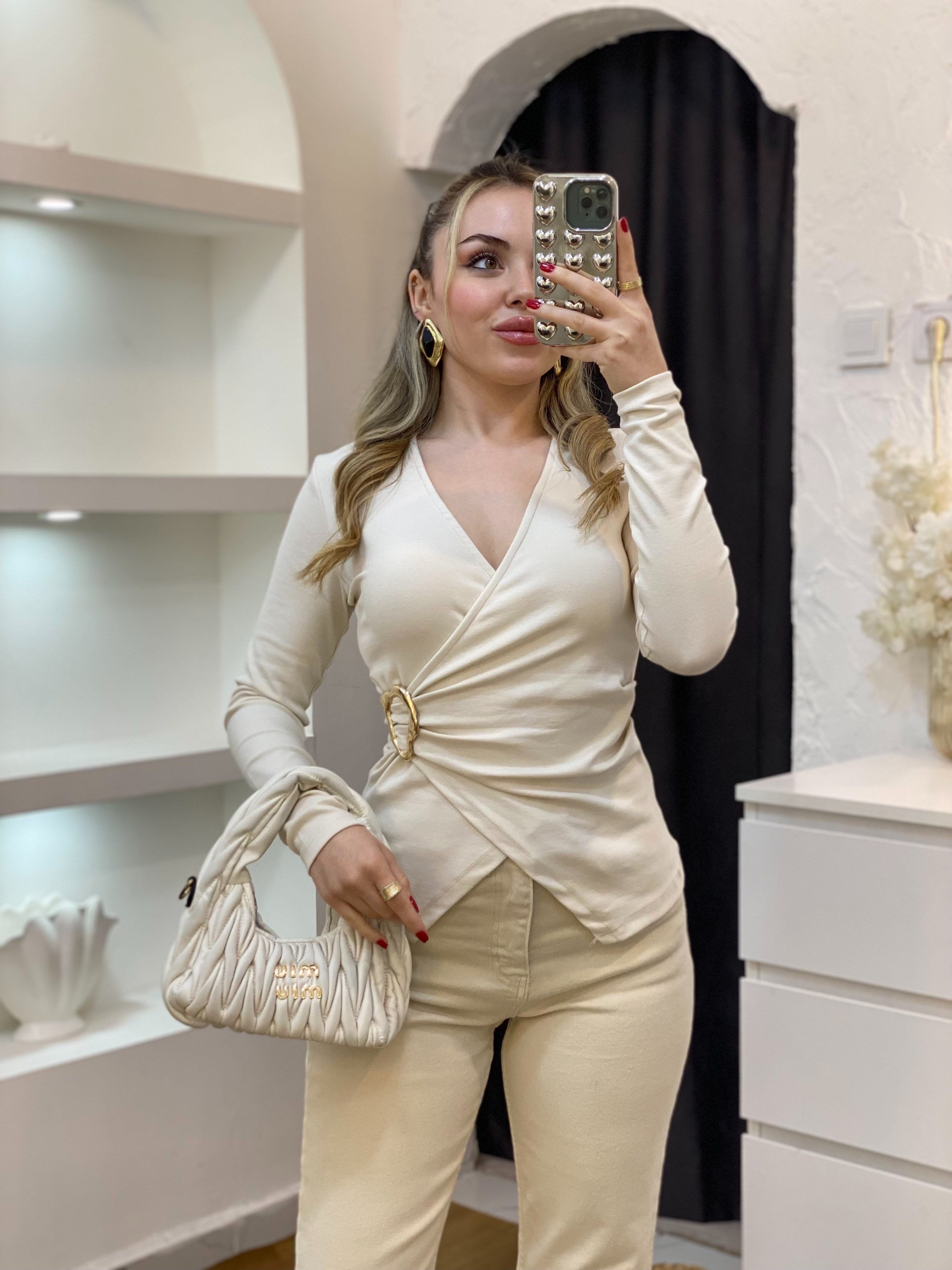 Q Marka Bej Kruvaze Yaka Gold Broşlu Bluz 