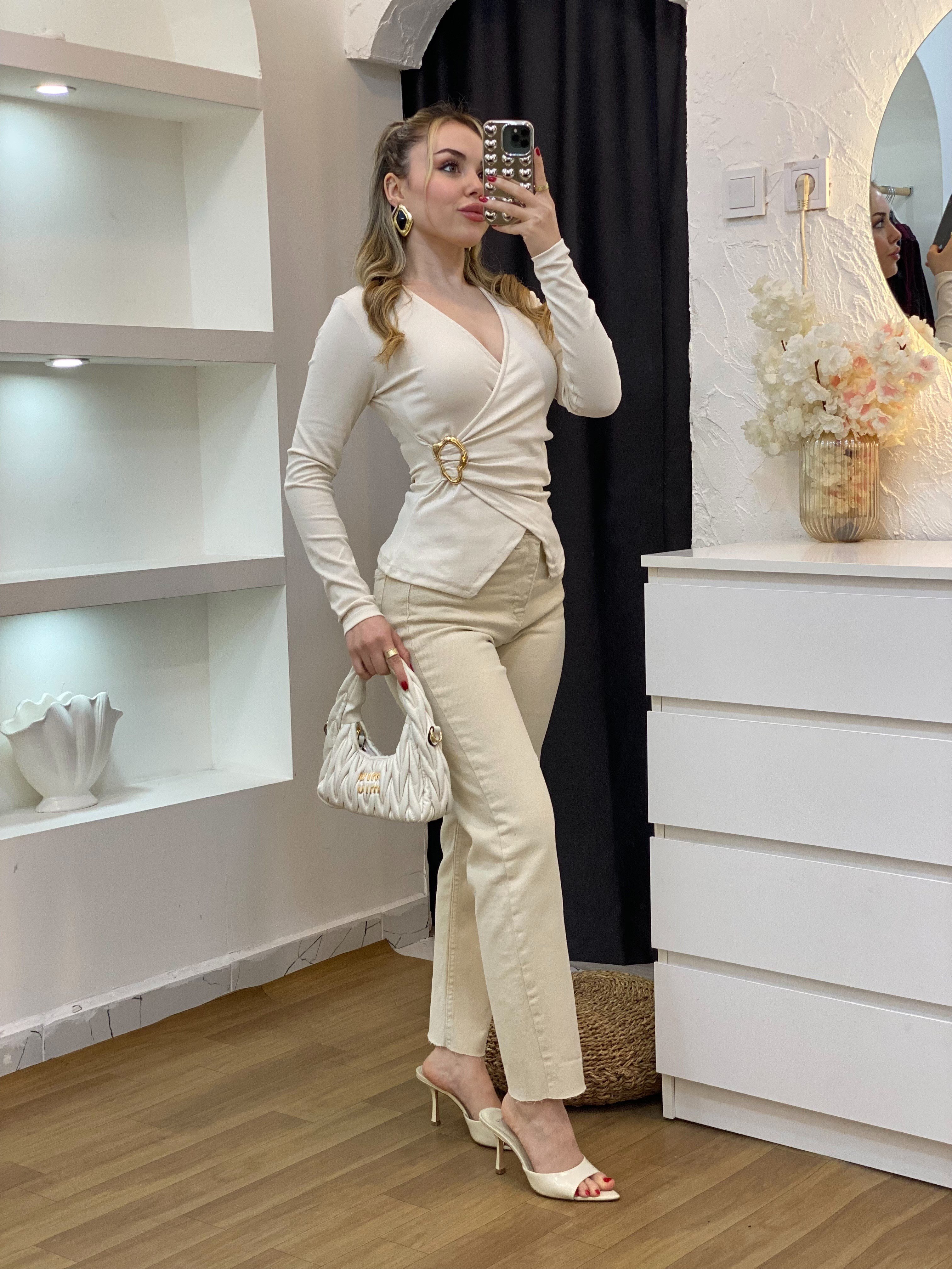 Q Marka Bej Kruvaze Yaka Gold Broşlu Bluz 