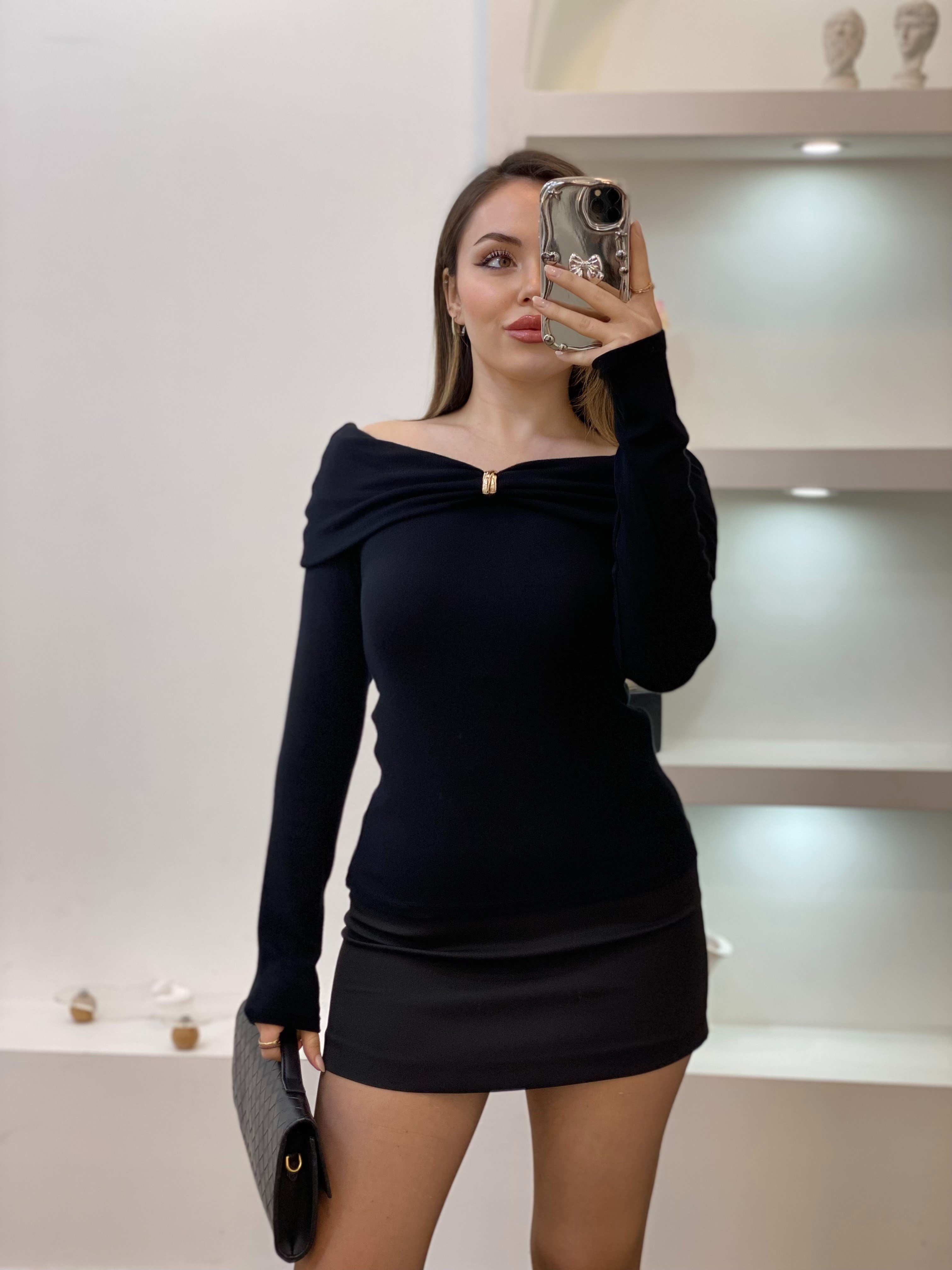 Q Marka Gold Broşlu Siyah Bluz 