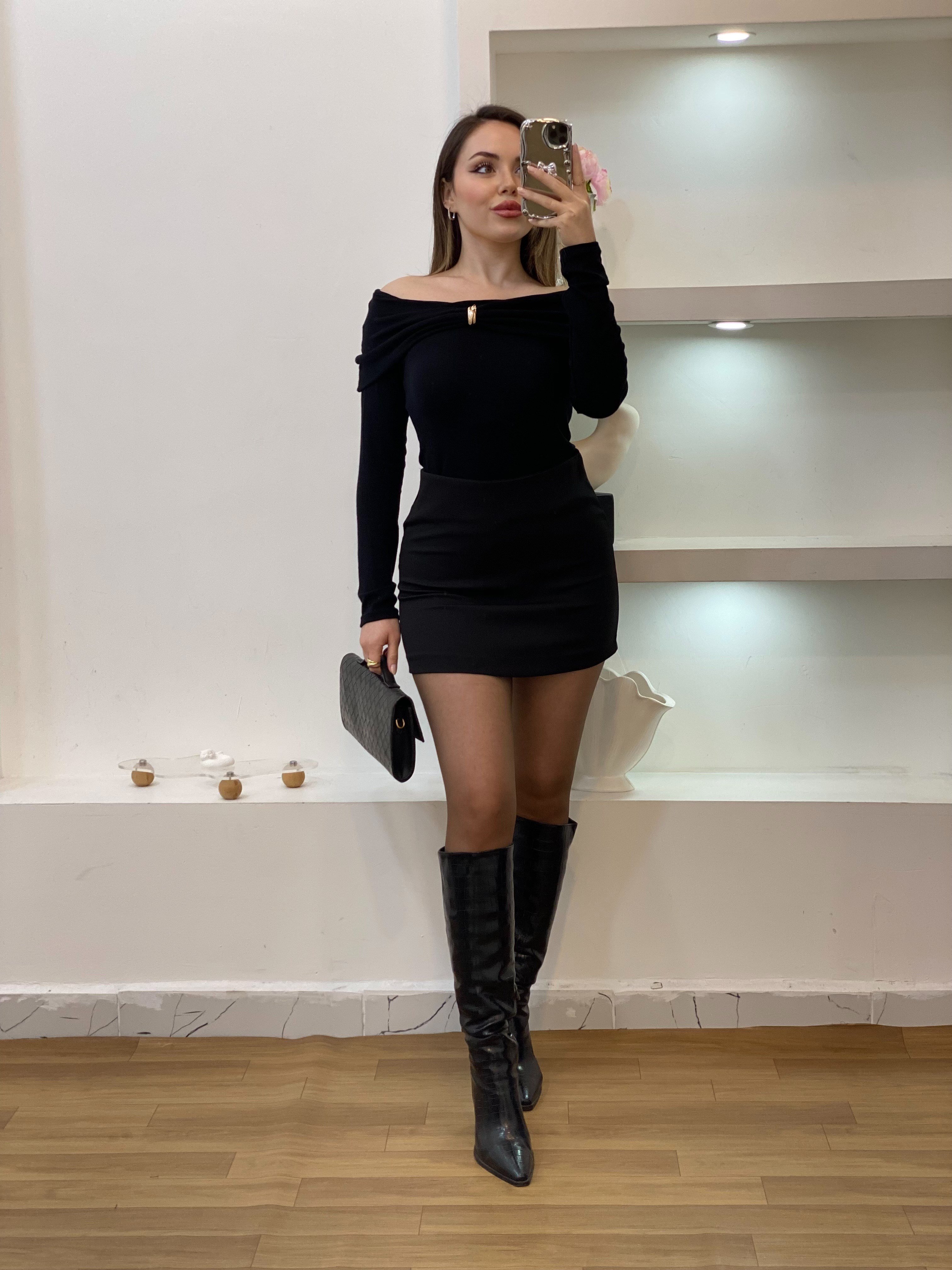 Q Marka Gold Broşlu Siyah Bluz 