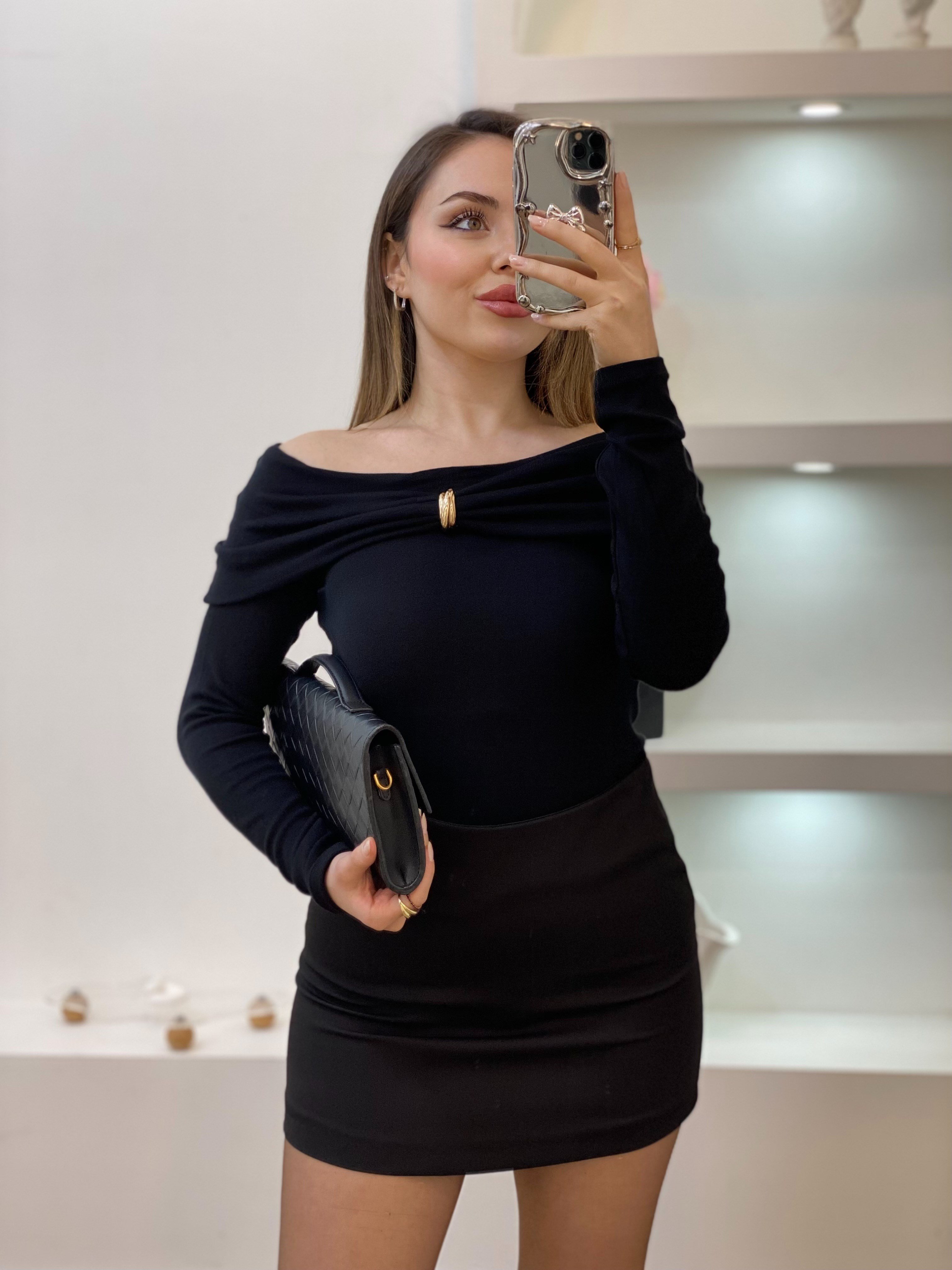 Q Marka Gold Broşlu Siyah Bluz 