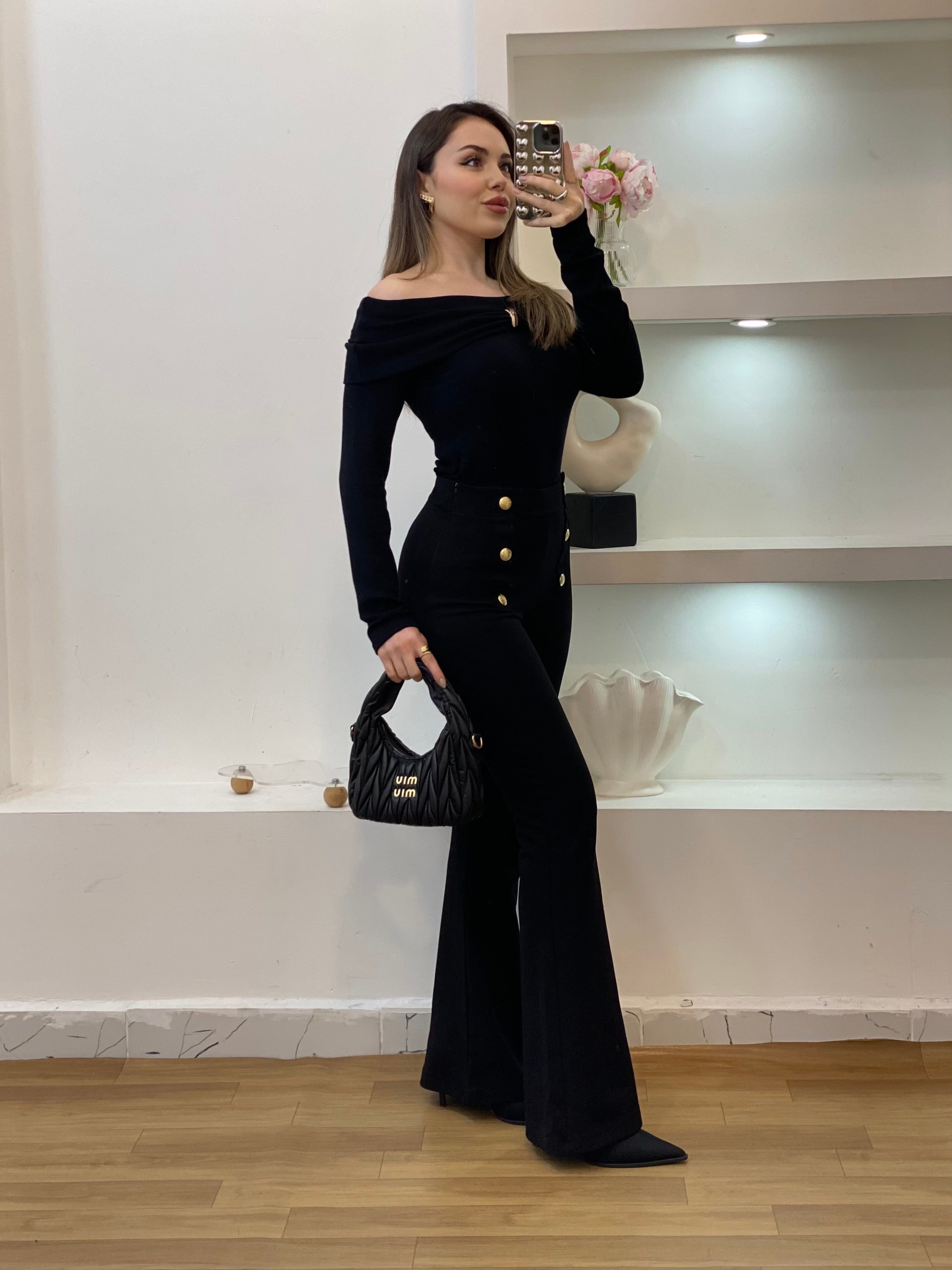 Q Marka Gold Broşlu Siyah Bluz 