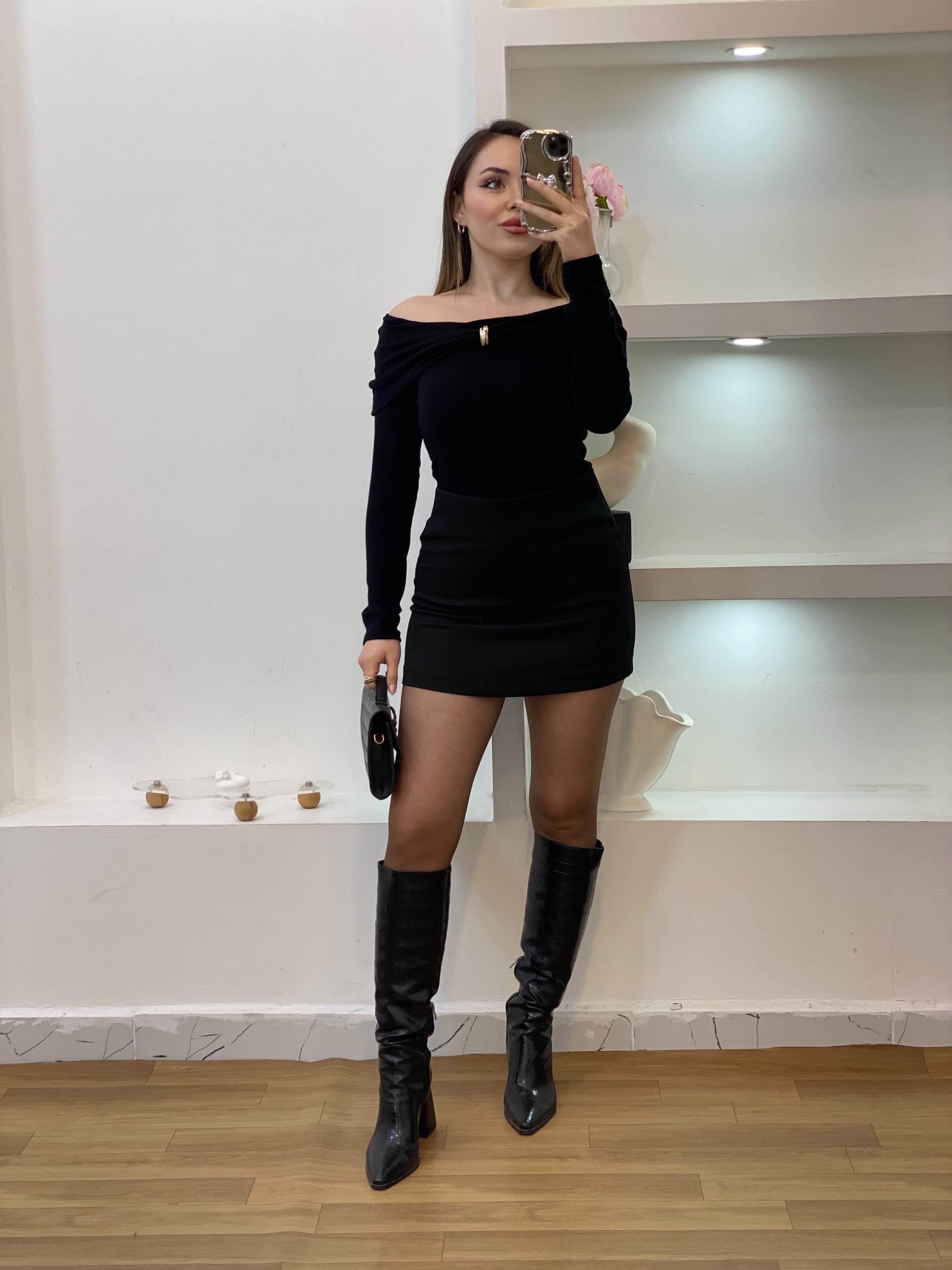 Q Marka Gold Broşlu Siyah Bluz 