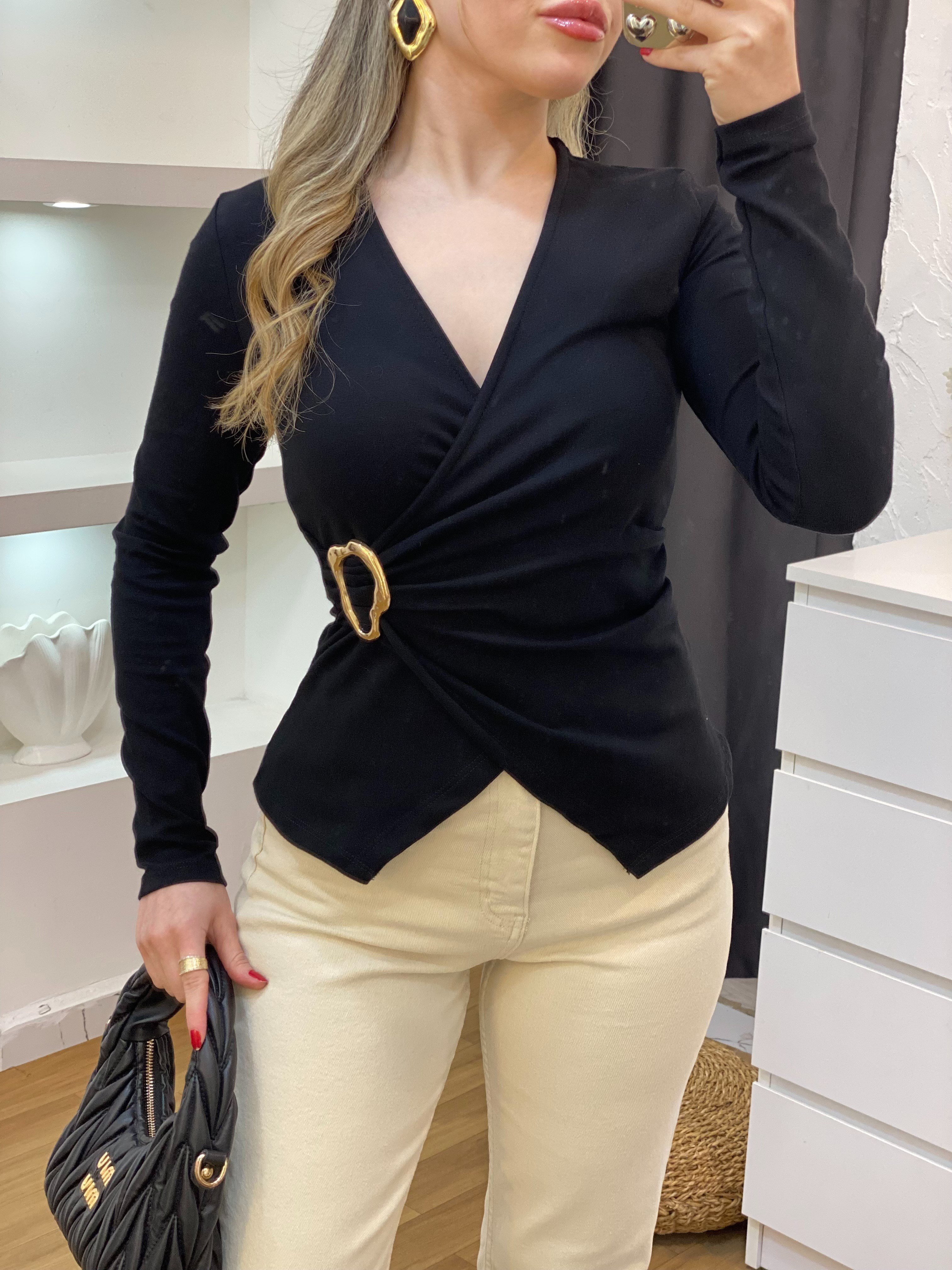 Q Marka Siyah Kruvaze Yaka Gold Broşlu Bluz 