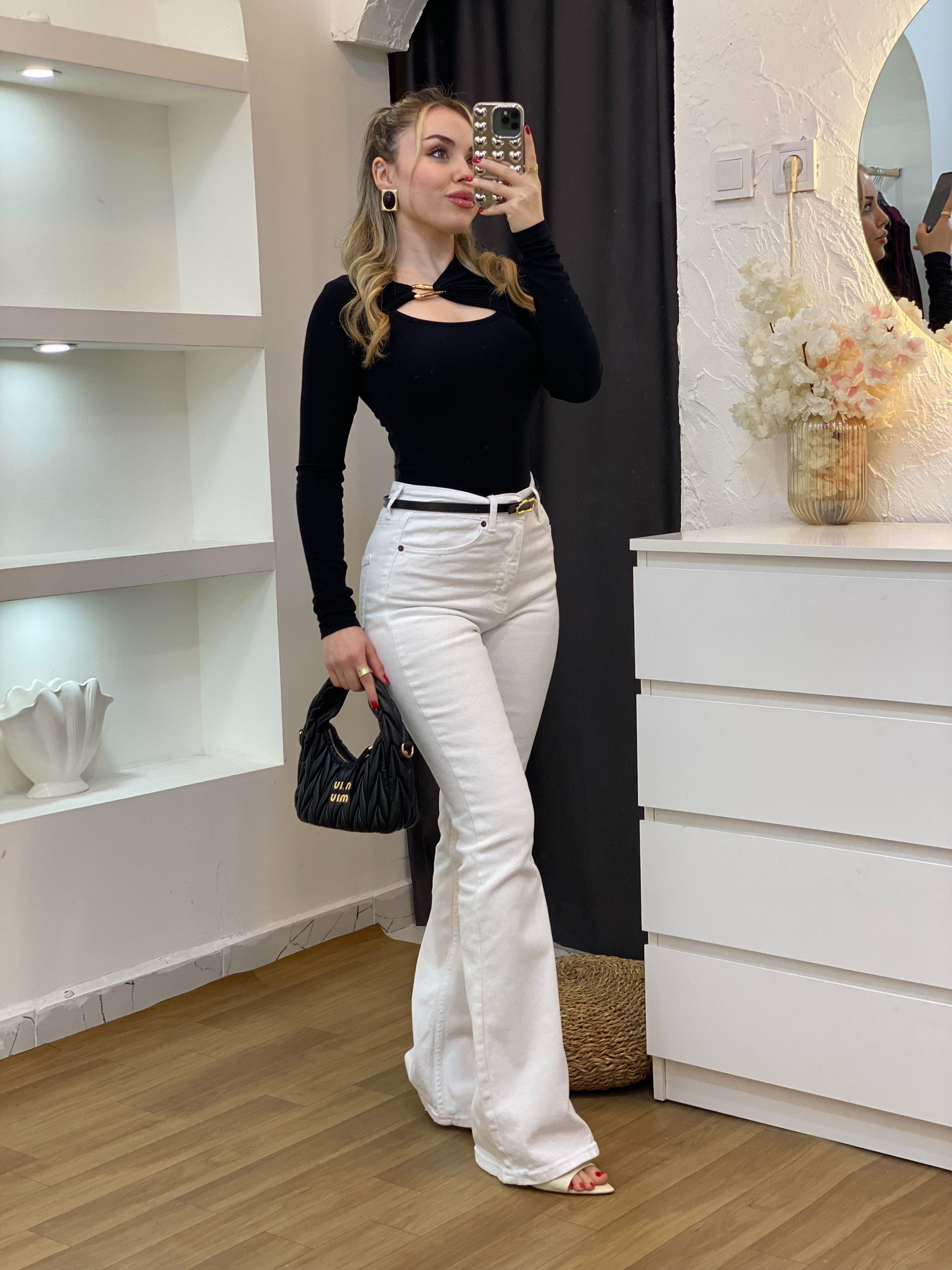 Q Marka Siyah Ön Yaka Dekolteli Gold Broşlu Siyah Bluz 