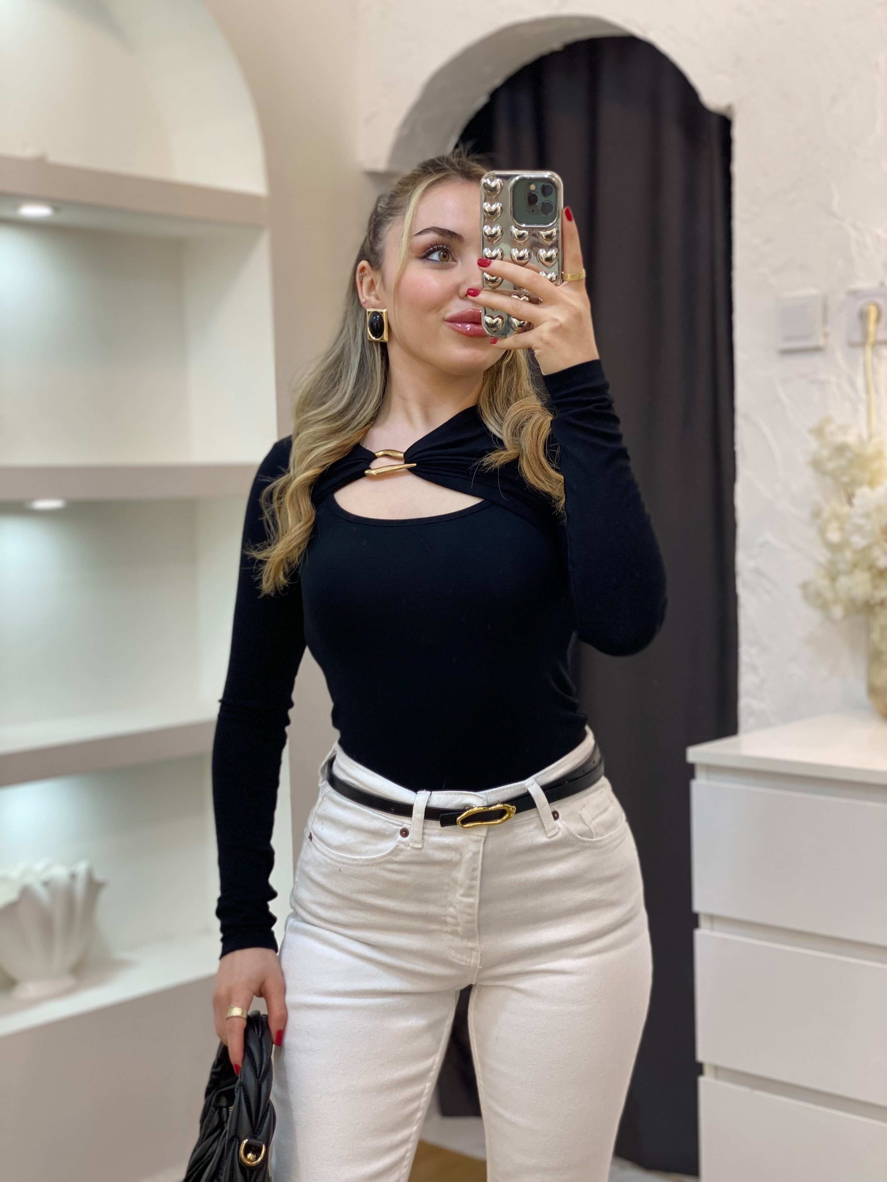 Q Marka Siyah Ön Yaka Dekolteli Gold Broşlu Siyah Bluz 