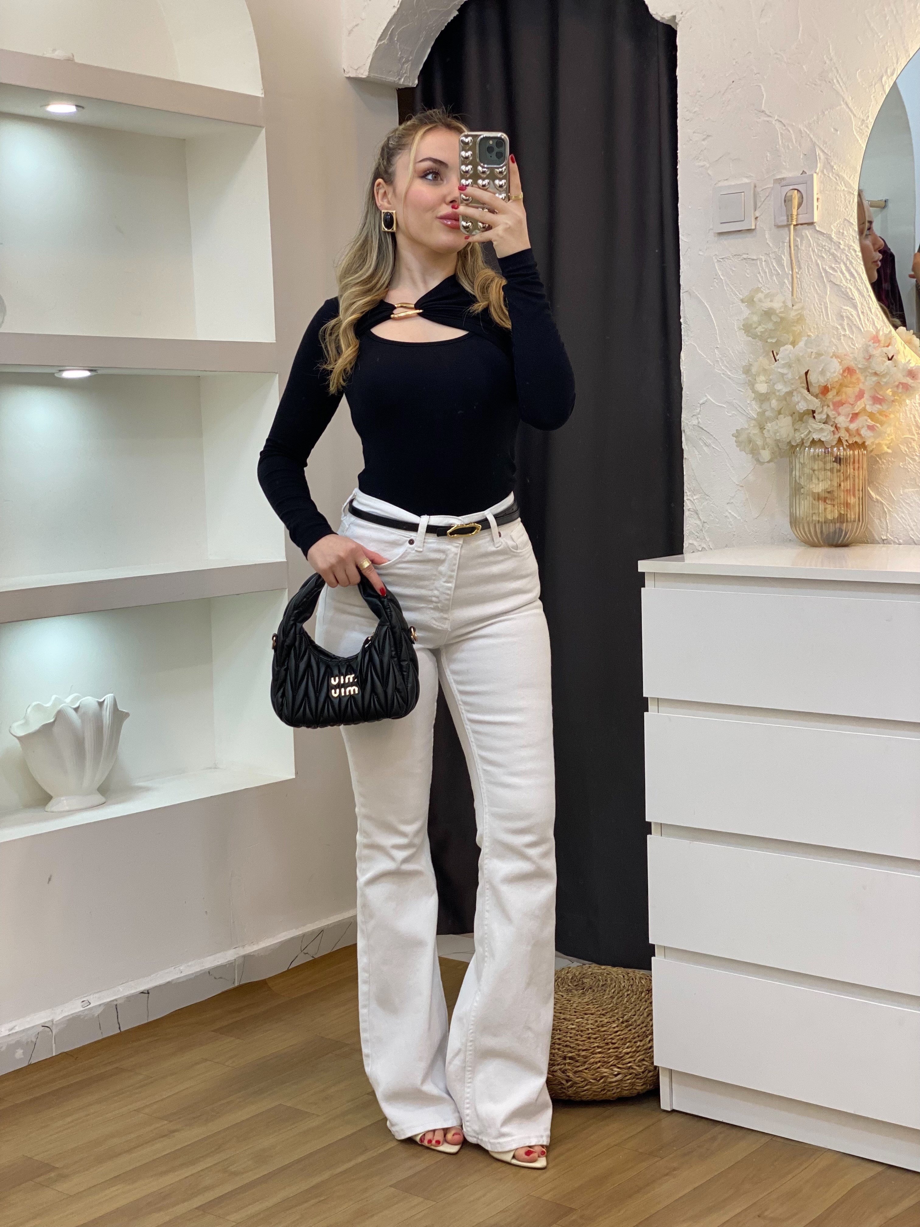 Q Marka Siyah Ön Yaka Dekolteli Gold Broşlu Siyah Bluz 