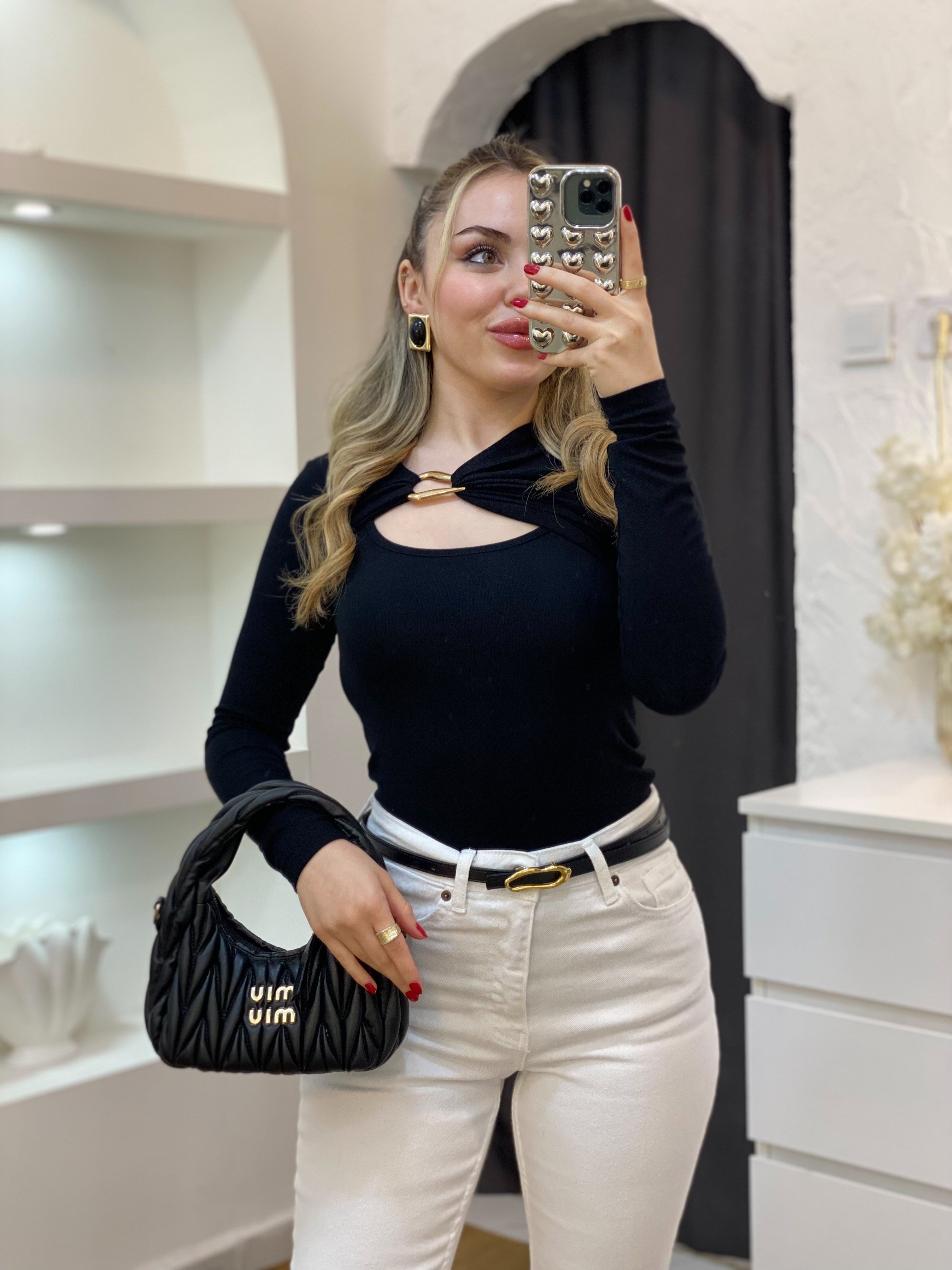 Q Marka Siyah Ön Yaka Dekolteli Gold Broşlu Siyah Bluz 