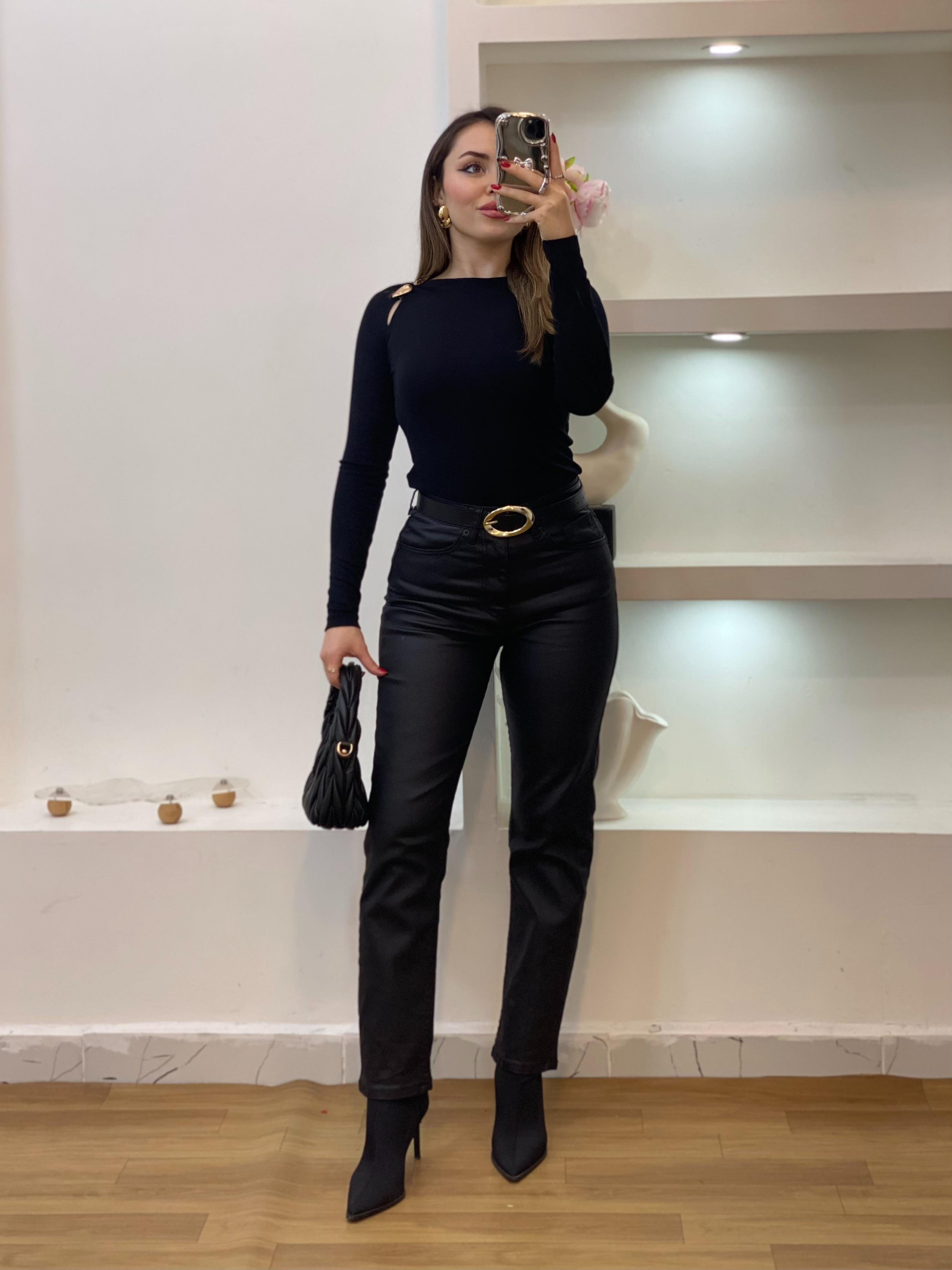 Q Marka Siyah Yaka Gold Aksesuarlı 