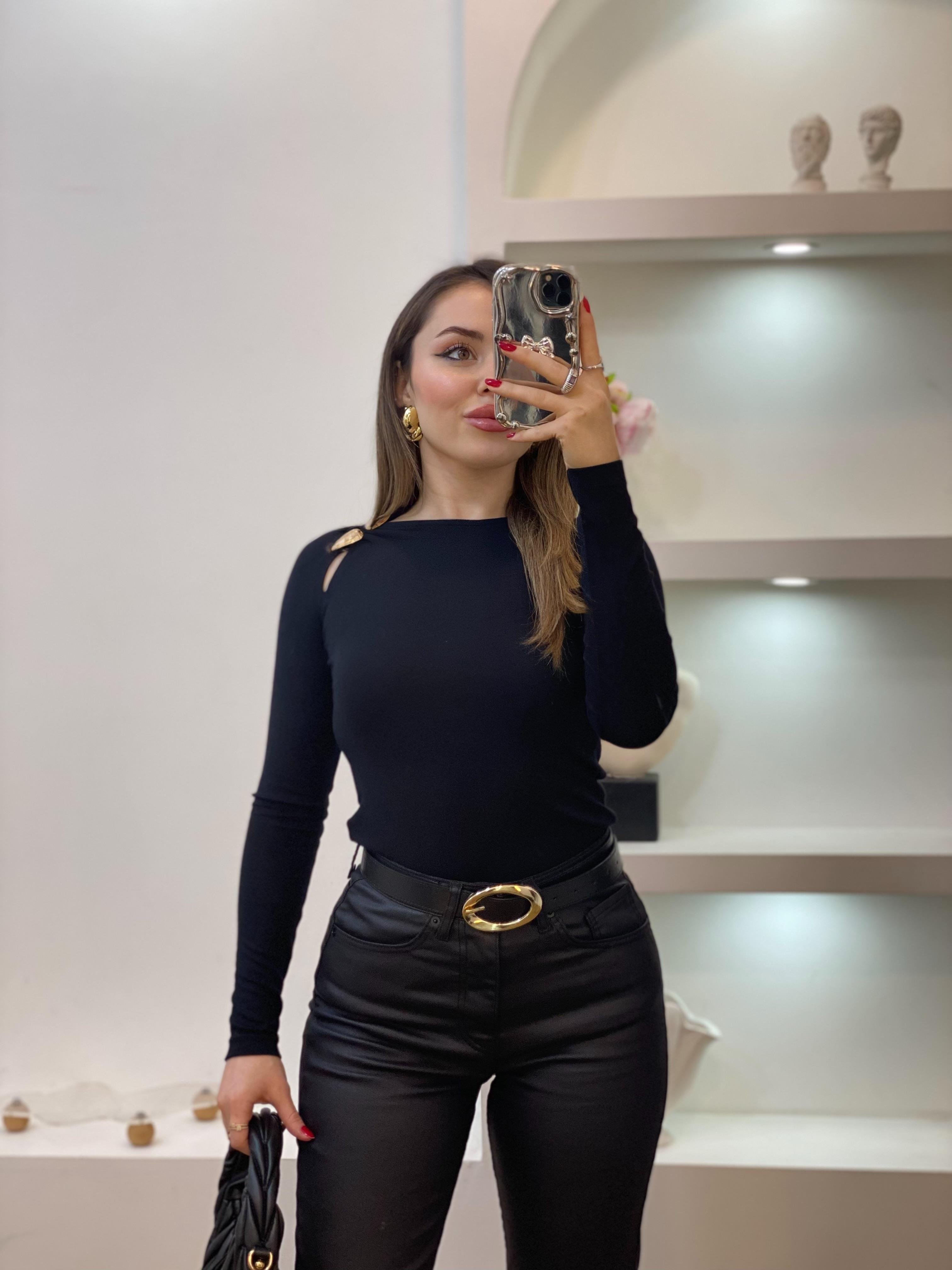 Q Marka Siyah Yaka Gold Aksesuarlı 