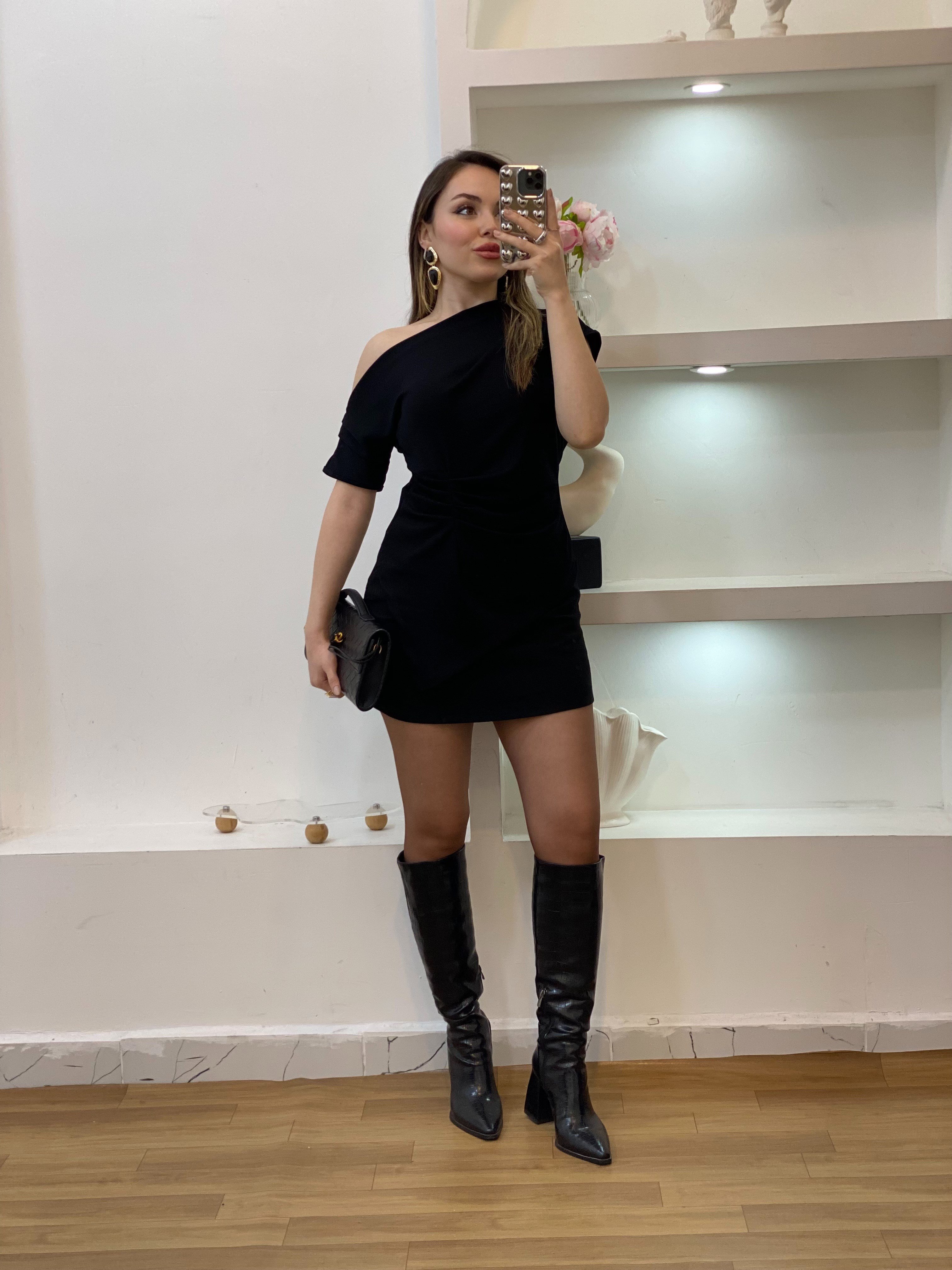Siyah Asimetrik Yaka Büzgü Detaylı Modal Bluz