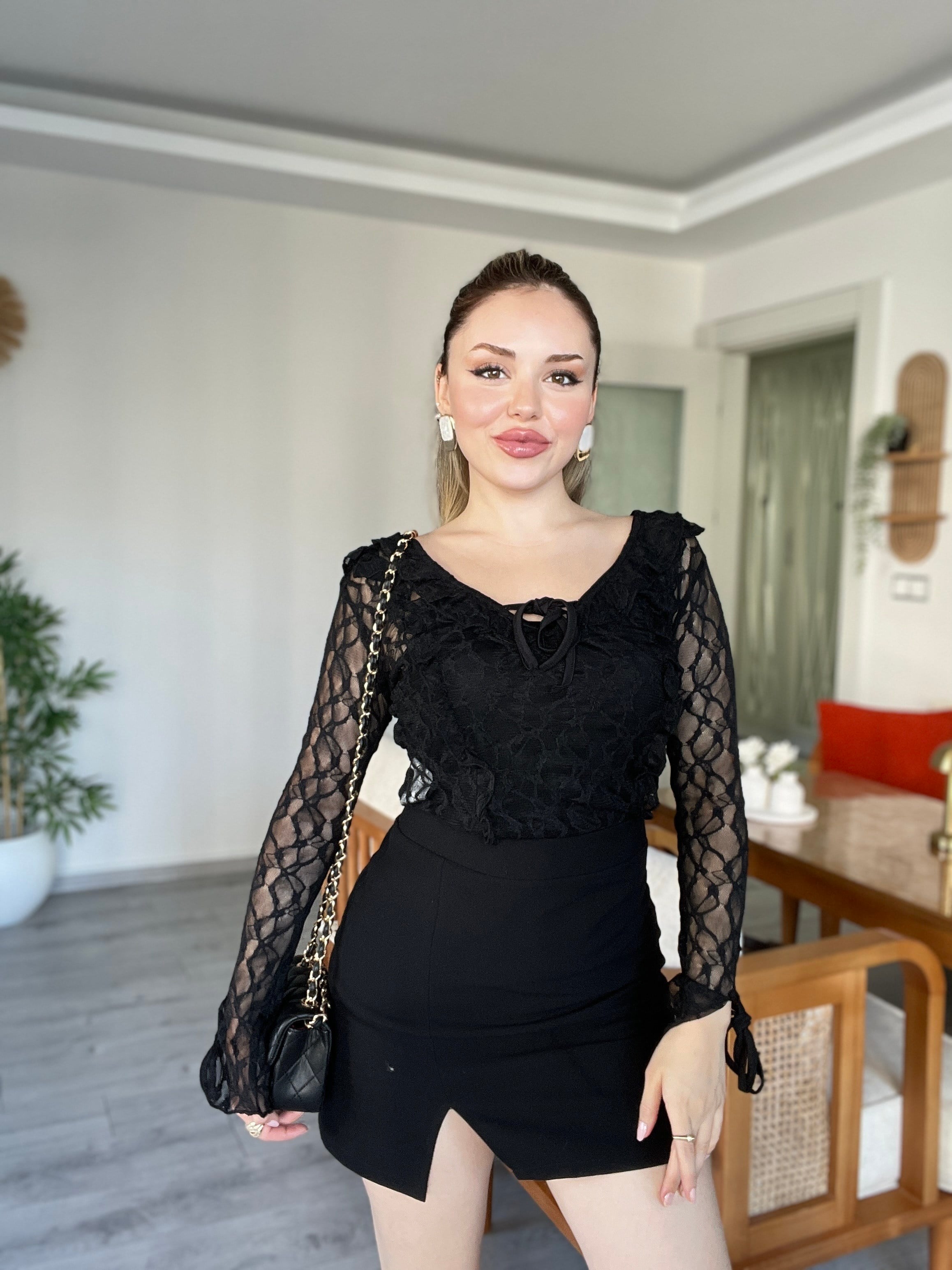 Siyah Bağlama Detaylı Dantel  Bluz
