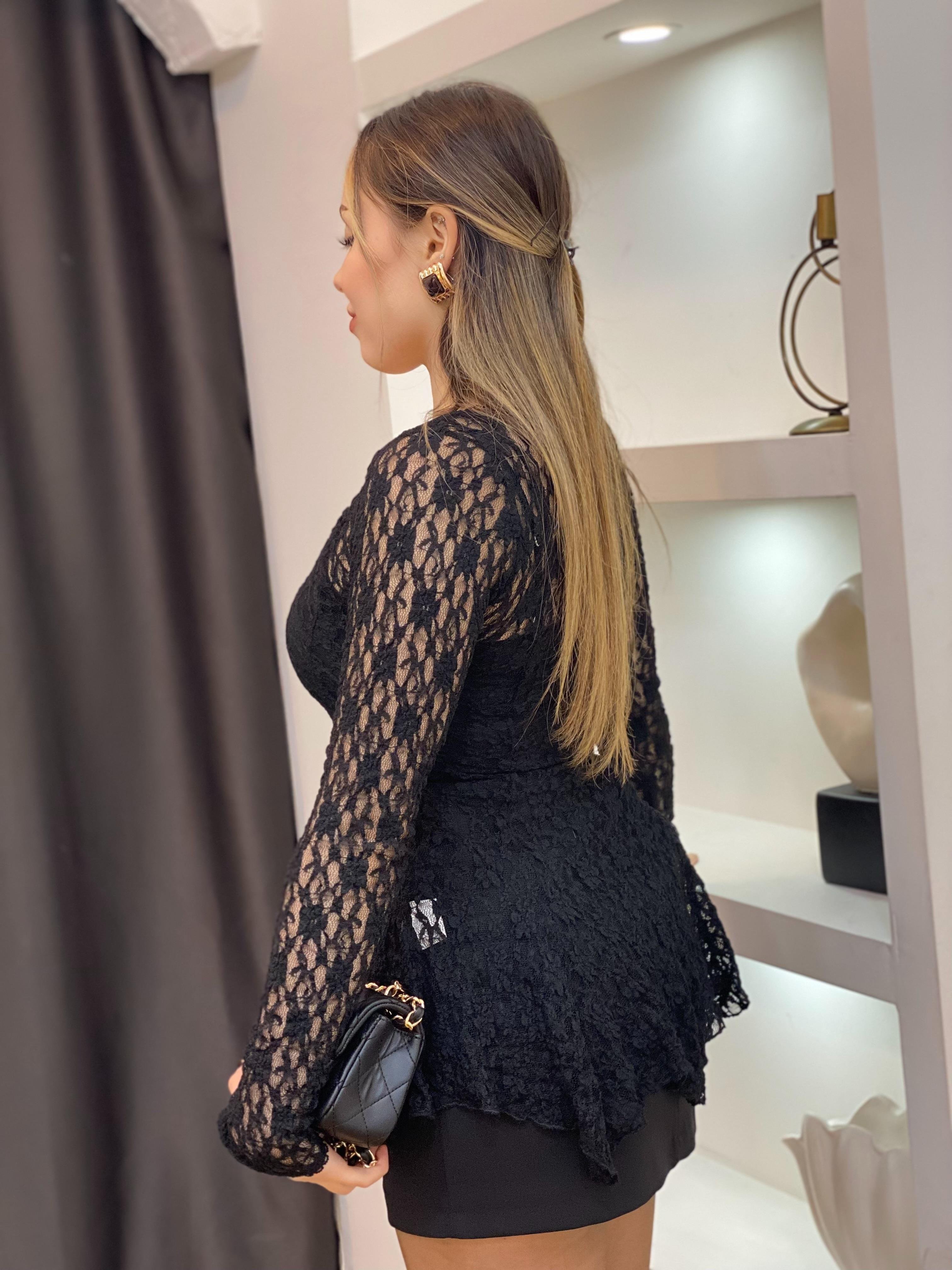 Siyah Bel Oturtmalı Model Volanlı Dantel Bluz