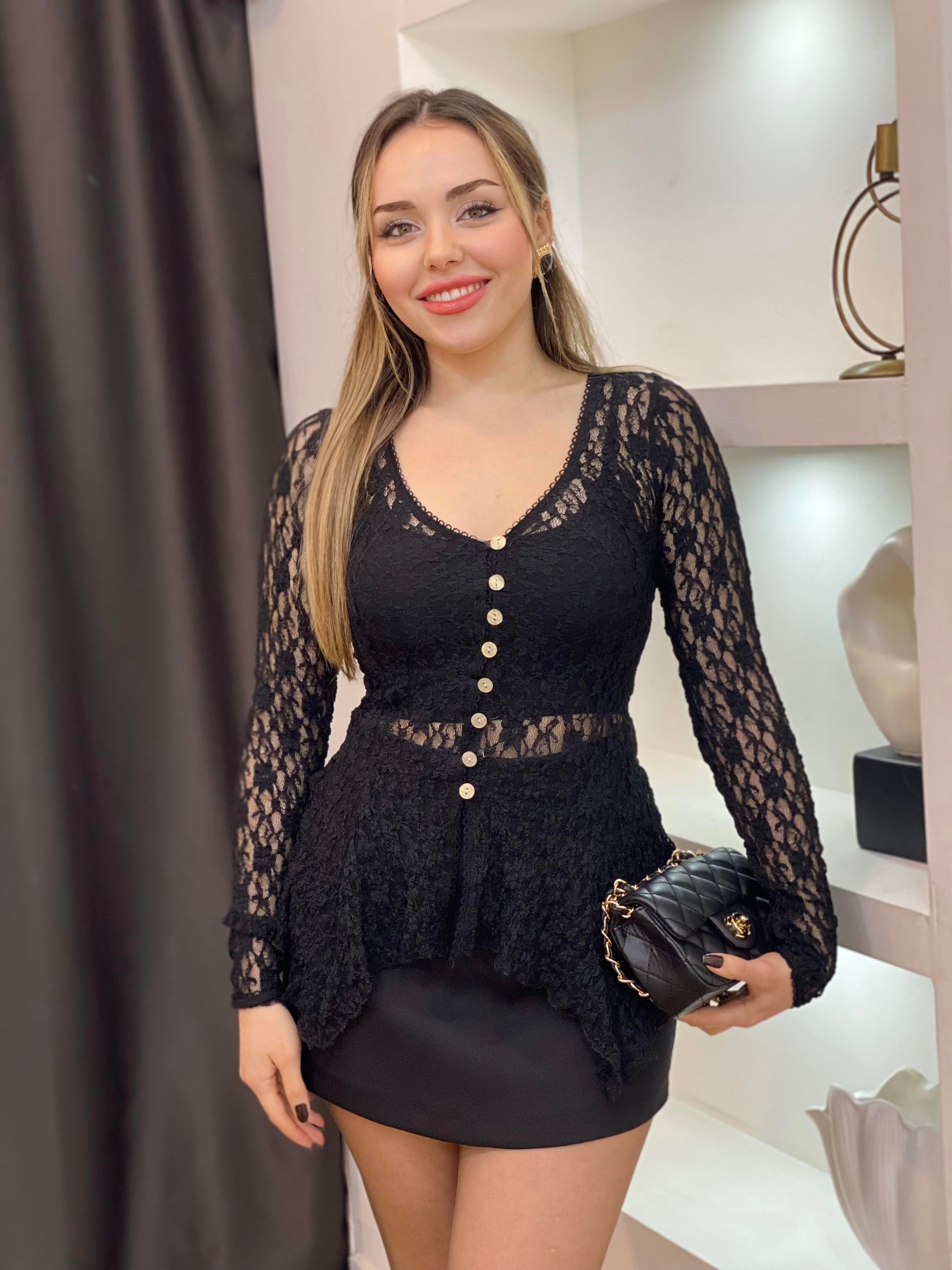 Siyah Bel Oturtmalı Model Volanlı Dantel Bluz