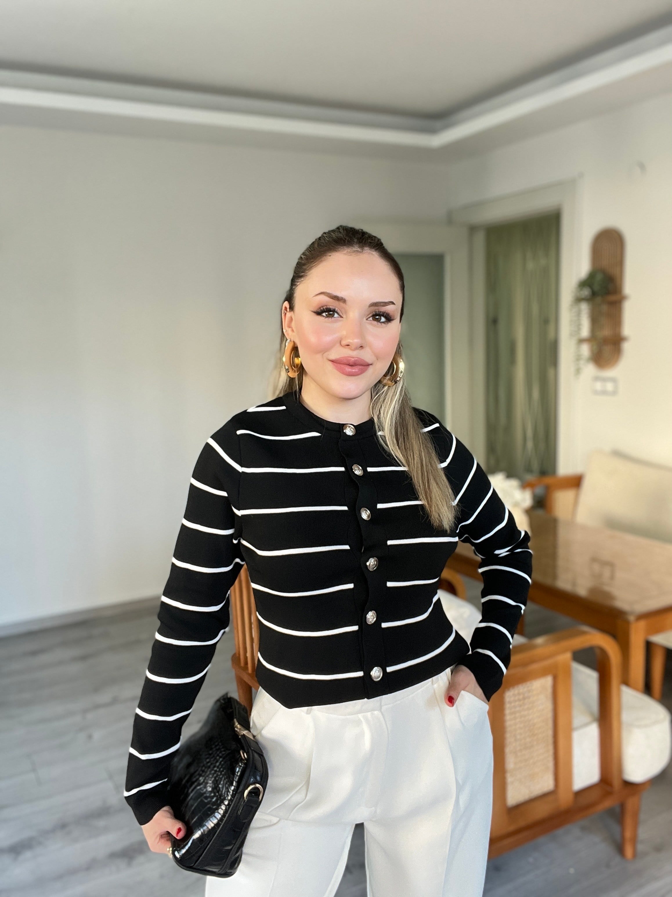Siyah Beyaz Çizgili Gold Düğmeli Triko Hırka