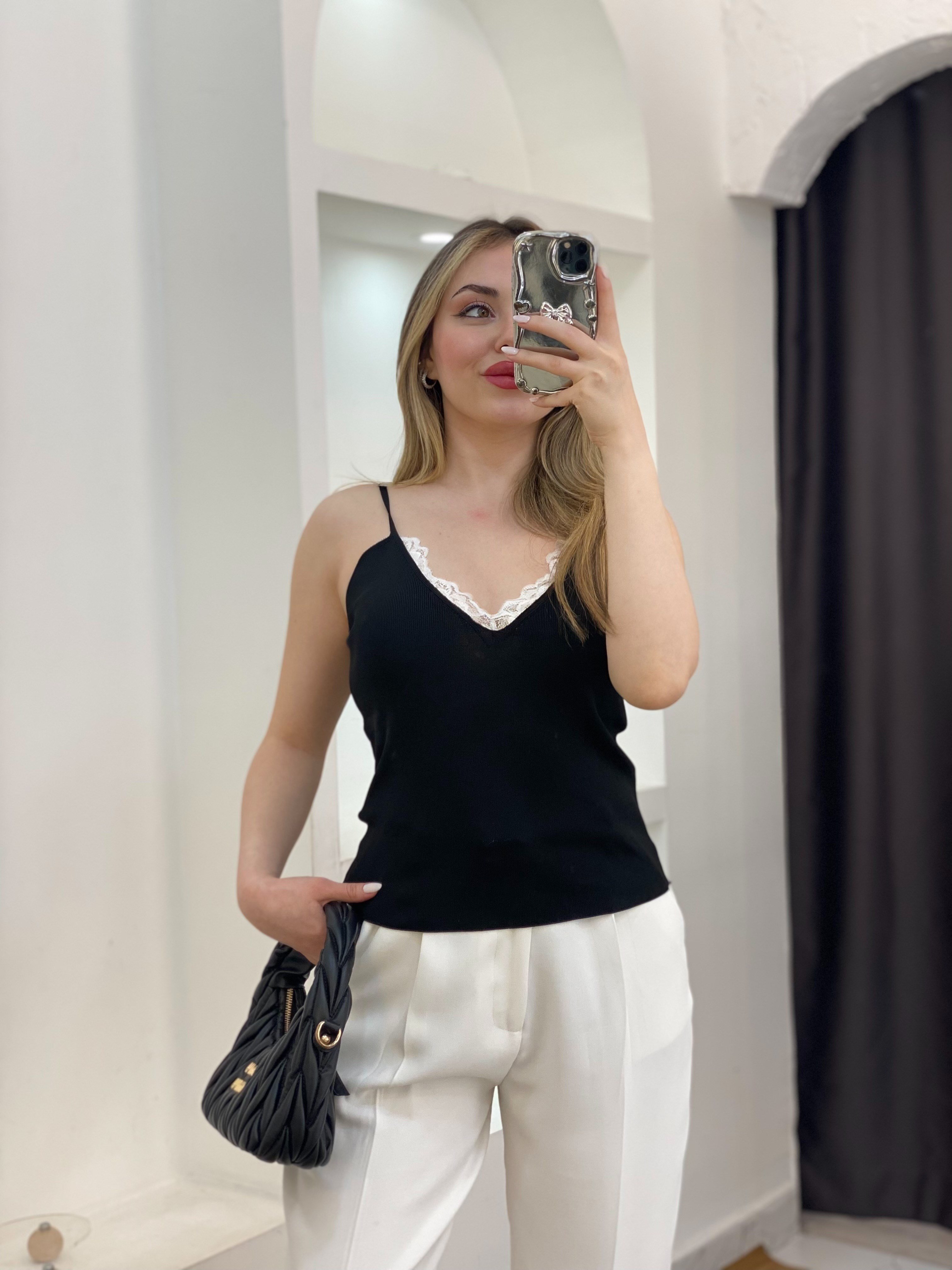Siyah Dantel Yaka Ayarlanabilir Askılı Triko Bluz