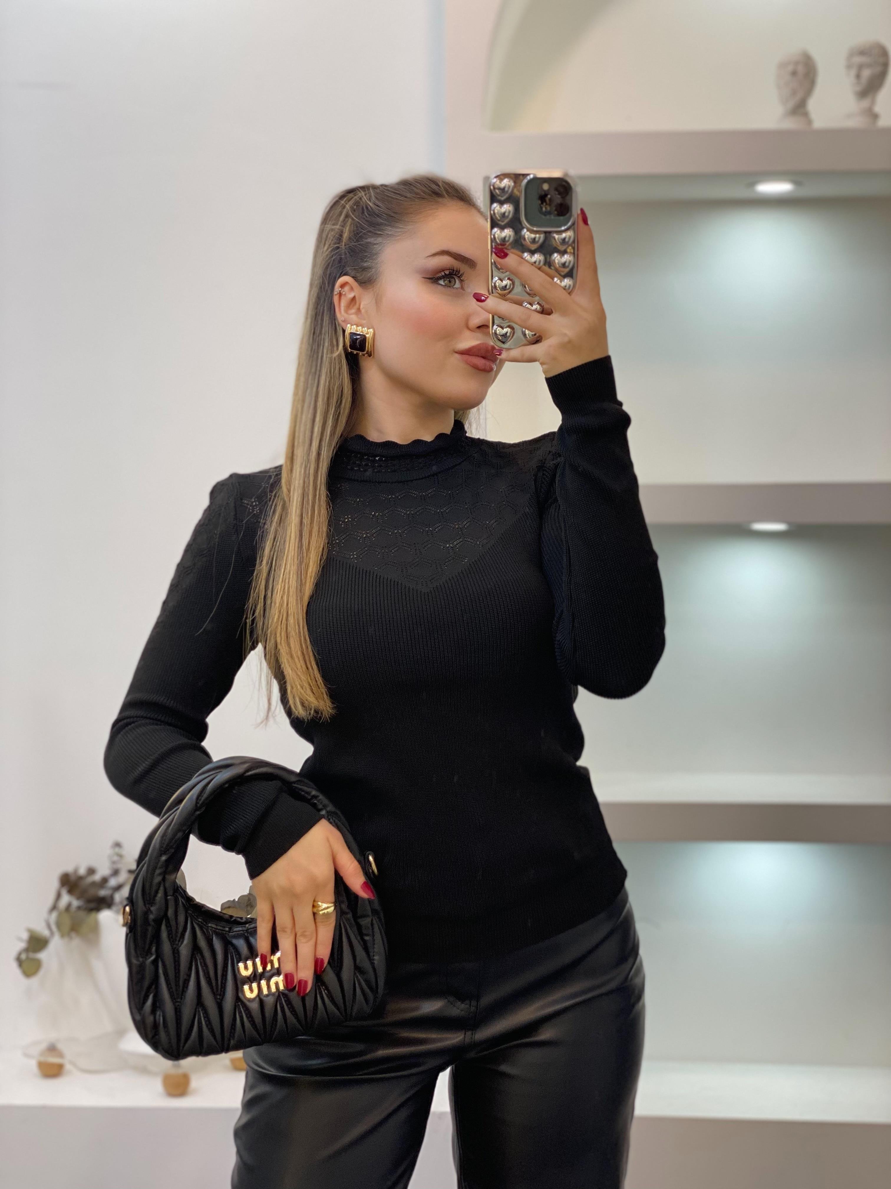 Siyah Desenli Yarım Boğazlı Triko Bluz