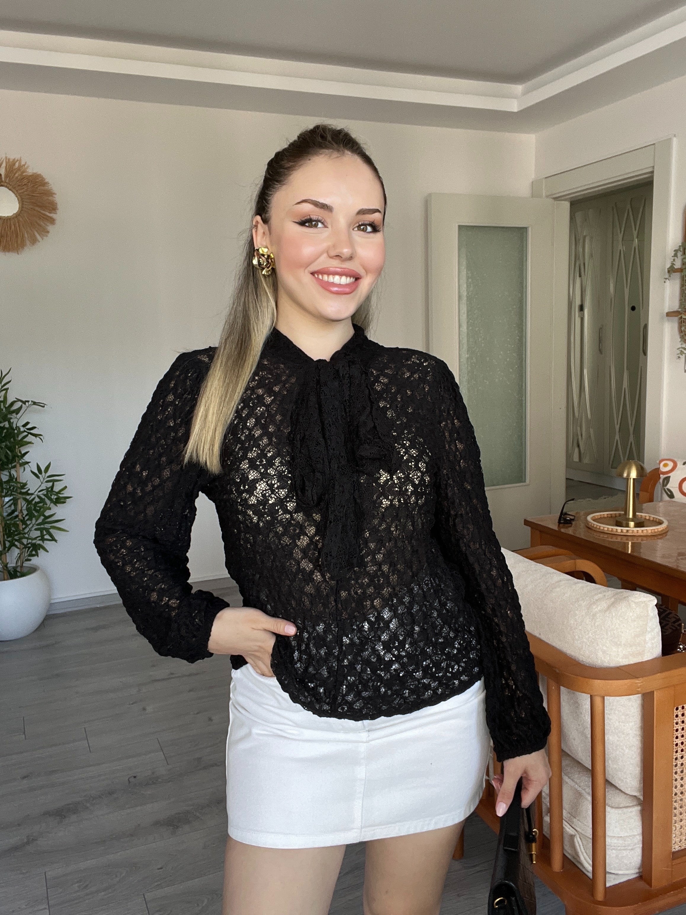 Siyah Fular Detaylı Dantel Bluz