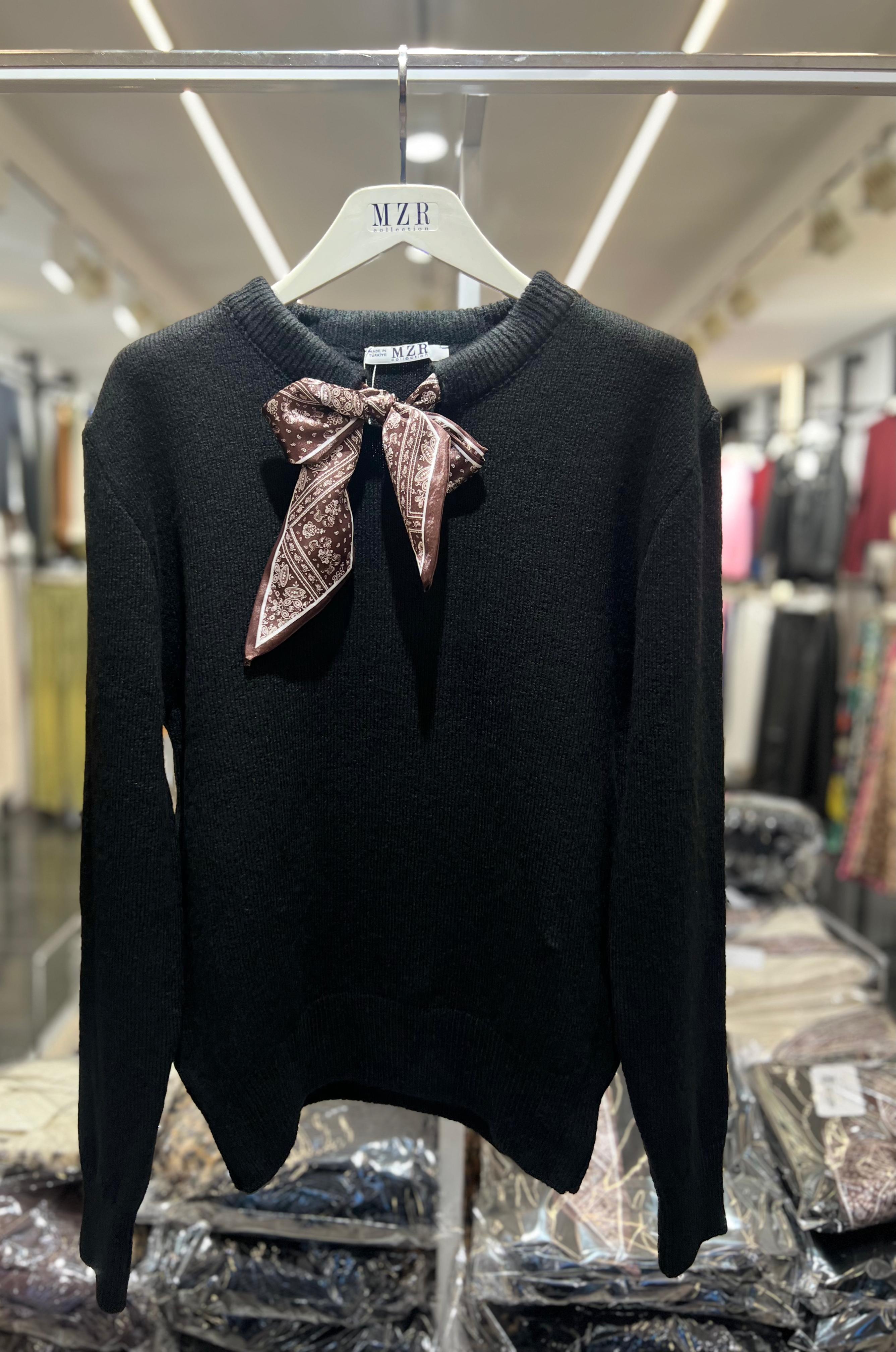 Siyah Fularlı Kazak