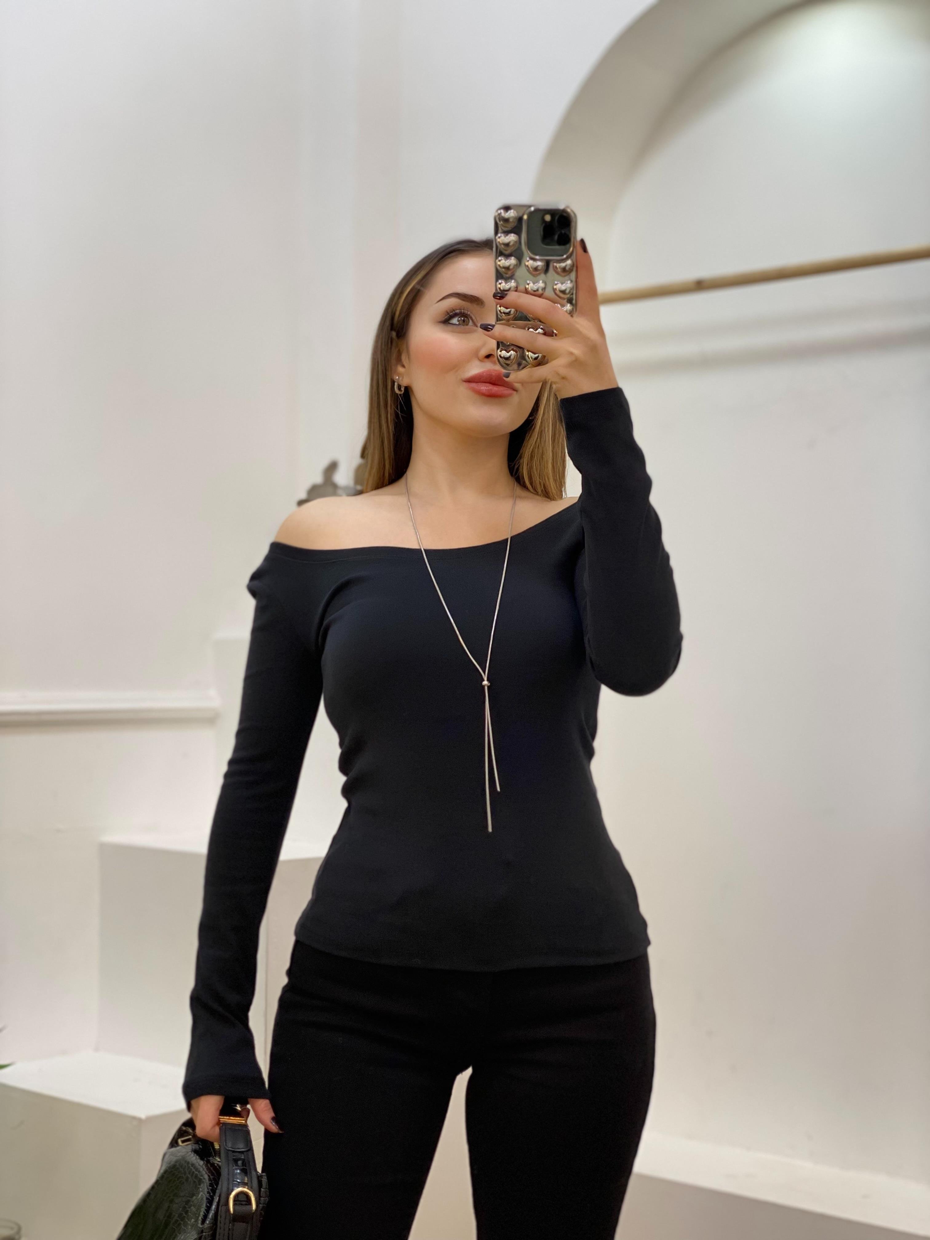Siyah Geniş Yaka Basic  Bluz