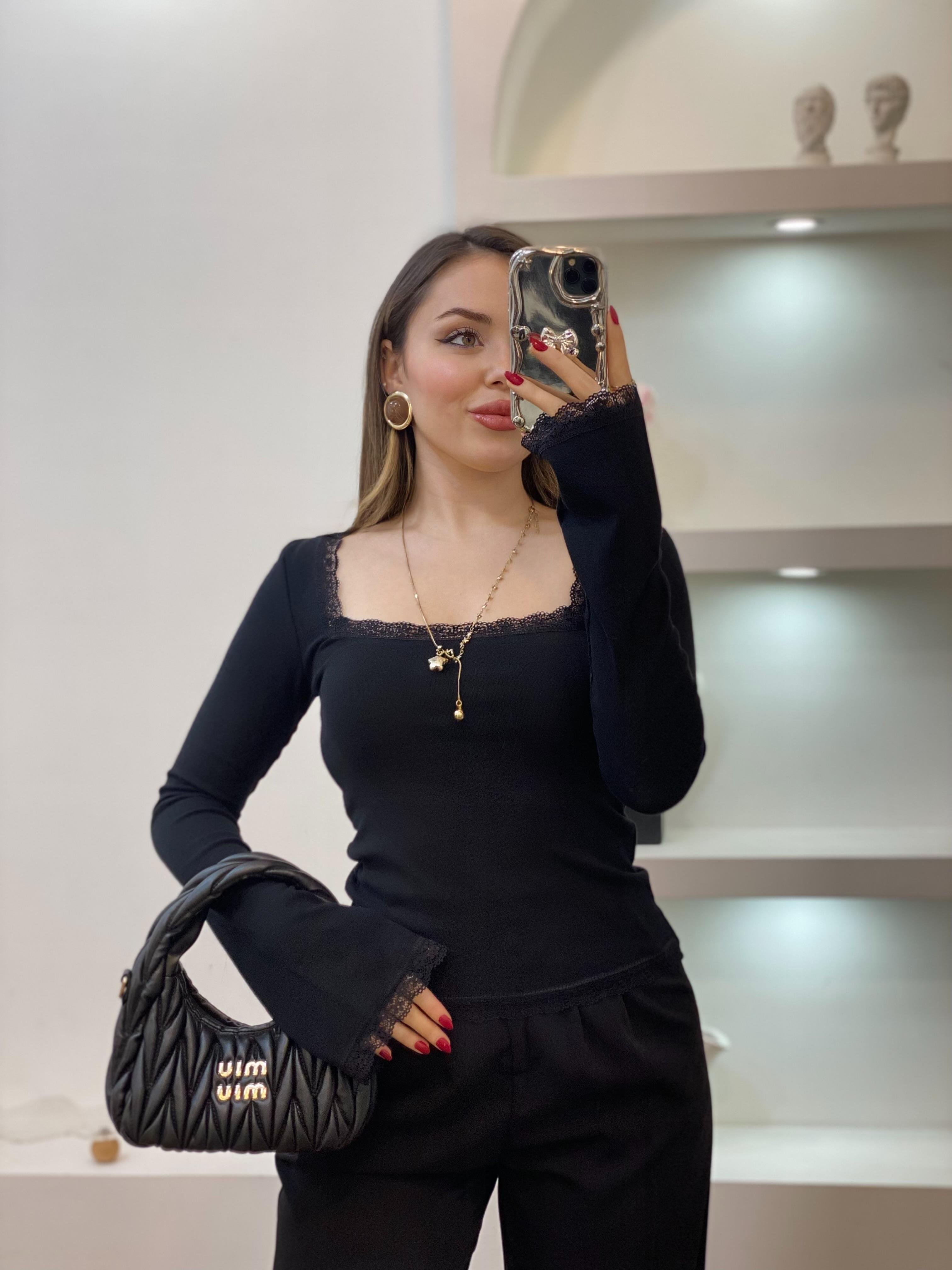 Siyah Geniş Yaka Dantel Detaylı Bluz 