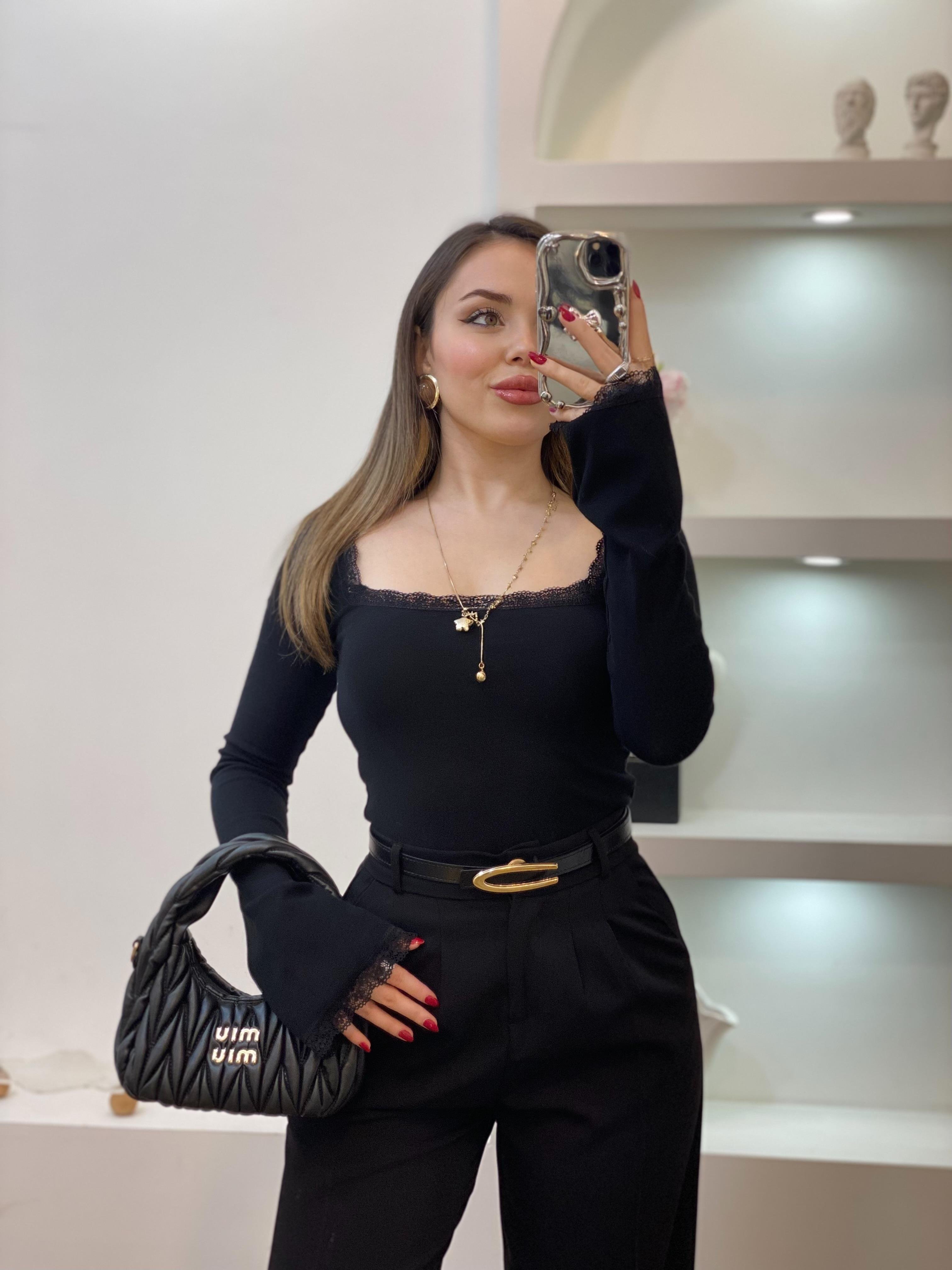 Siyah Geniş Yaka Dantel Detaylı Bluz 
