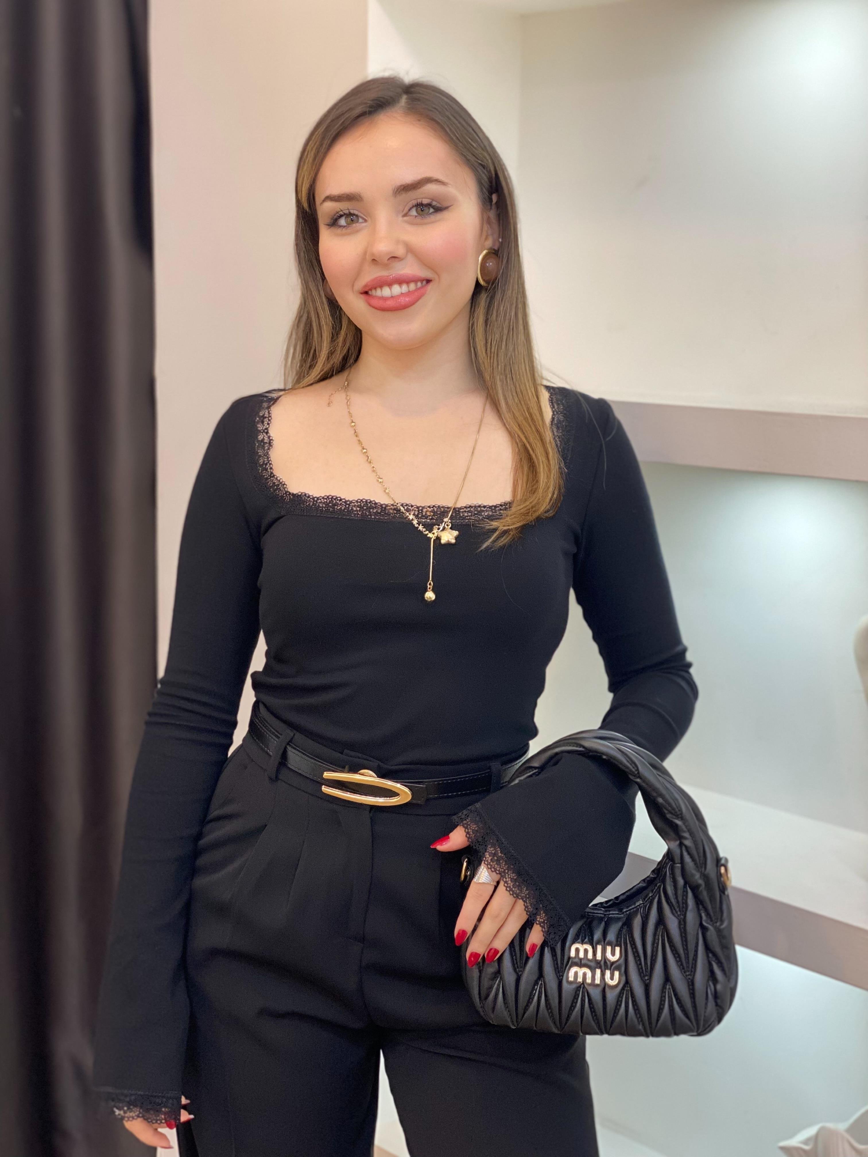 Siyah Geniş Yaka Dantel Detaylı Bluz 