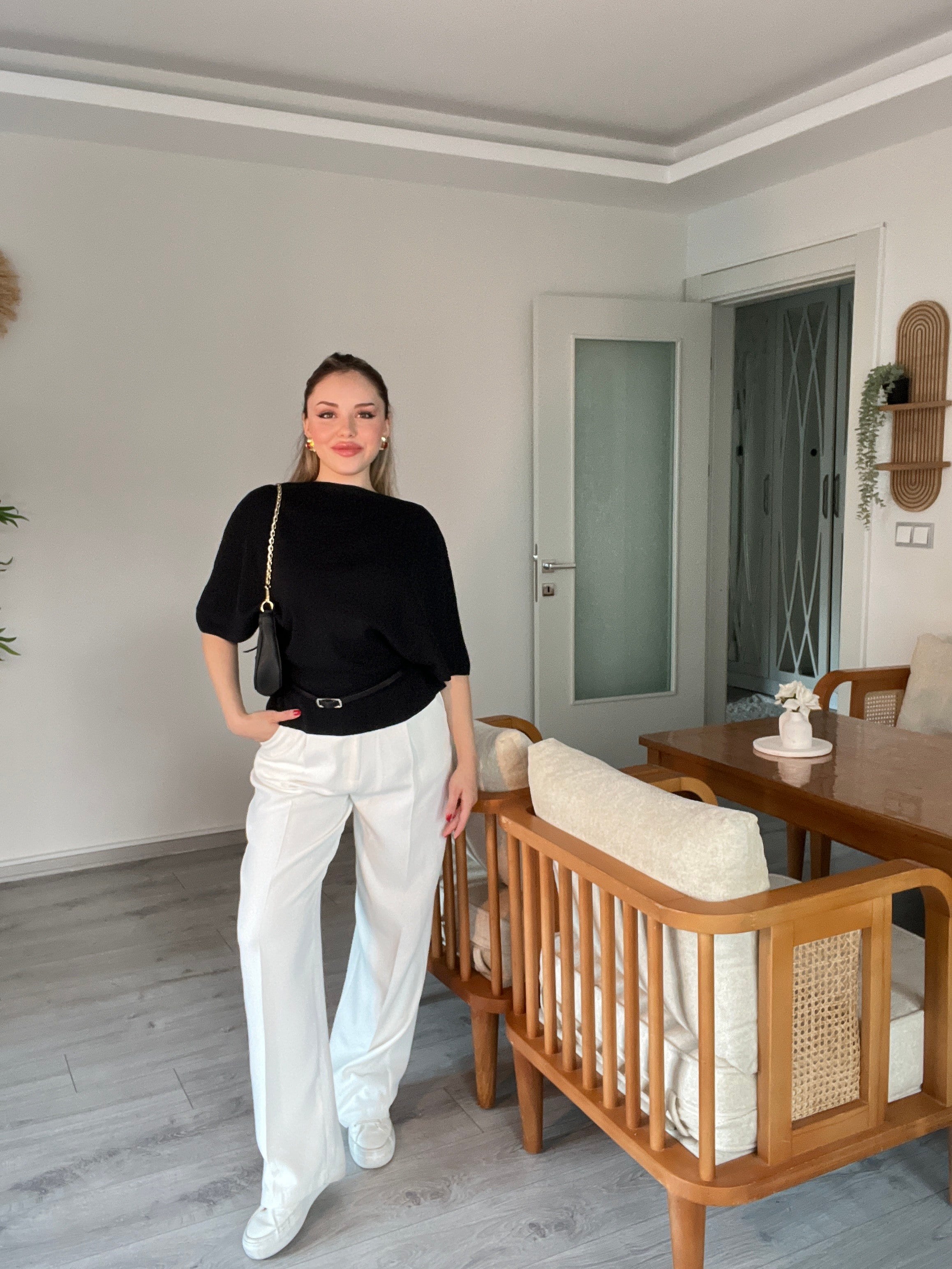 Siyah Kemerli Kayık Yaka Triko 