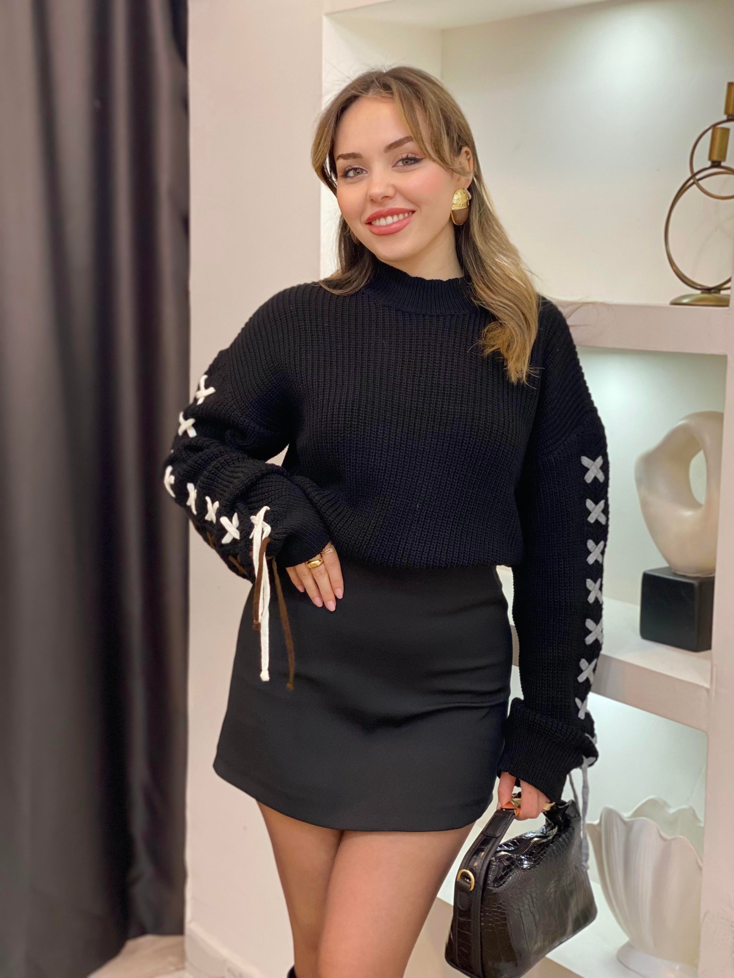 Siyah Kolları Dikişli Model Kazak