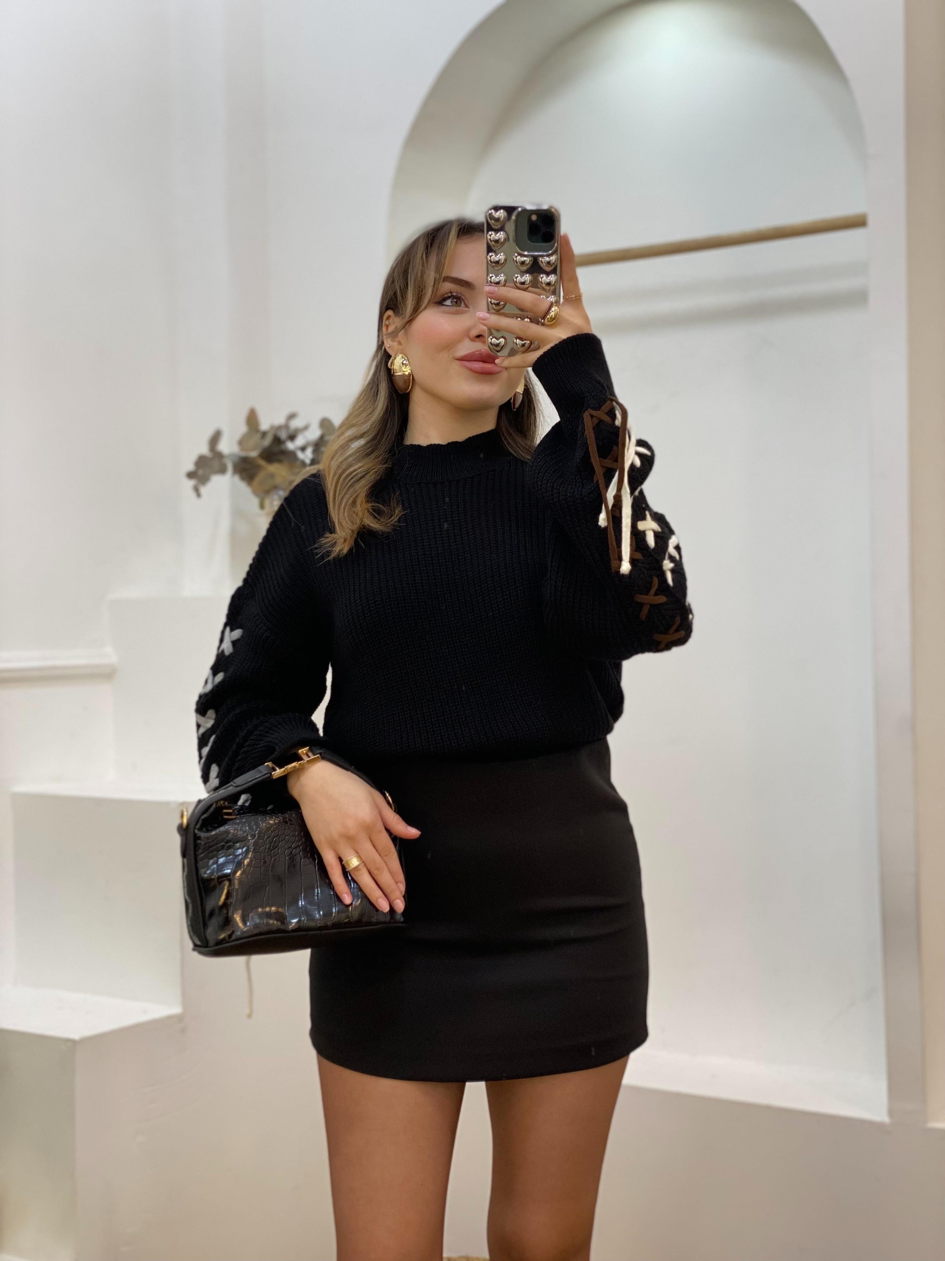 Siyah Kolları Dikişli Model Kazak