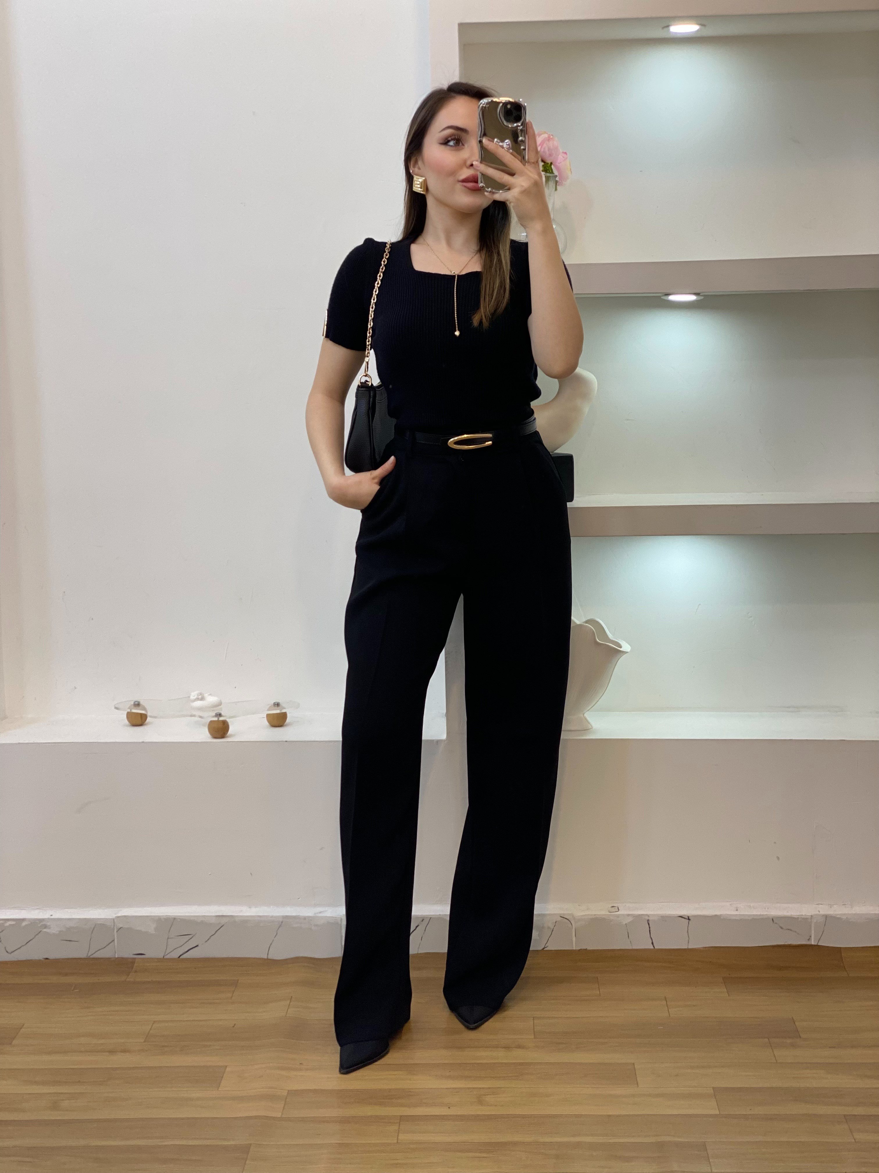 Siyah Kolları V Gold Aksesuarlı Triko Bluz