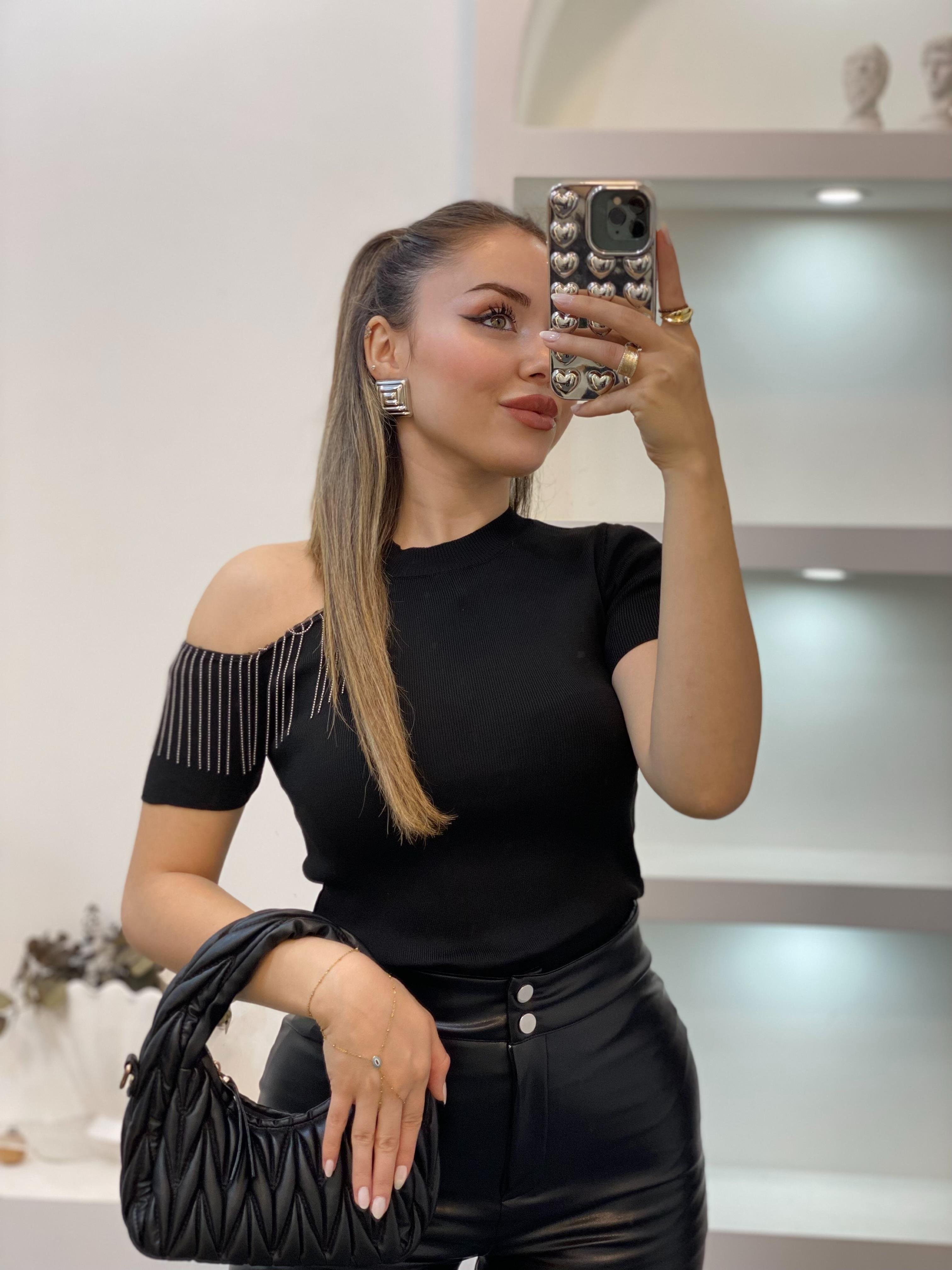 Siyah Kolu Zincirli Model Triko 