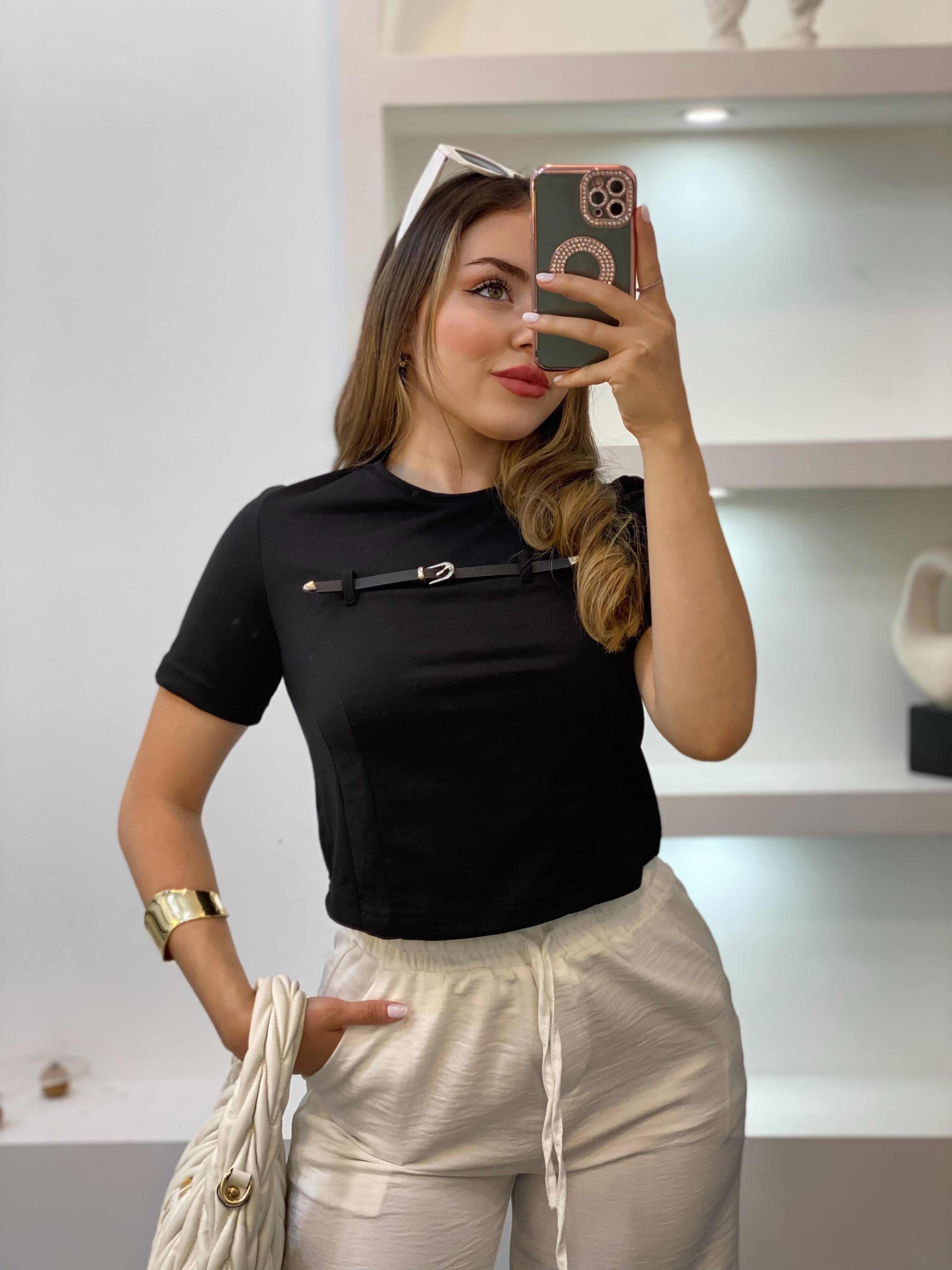 Siyah Önü Aksesuarlı Tshirt