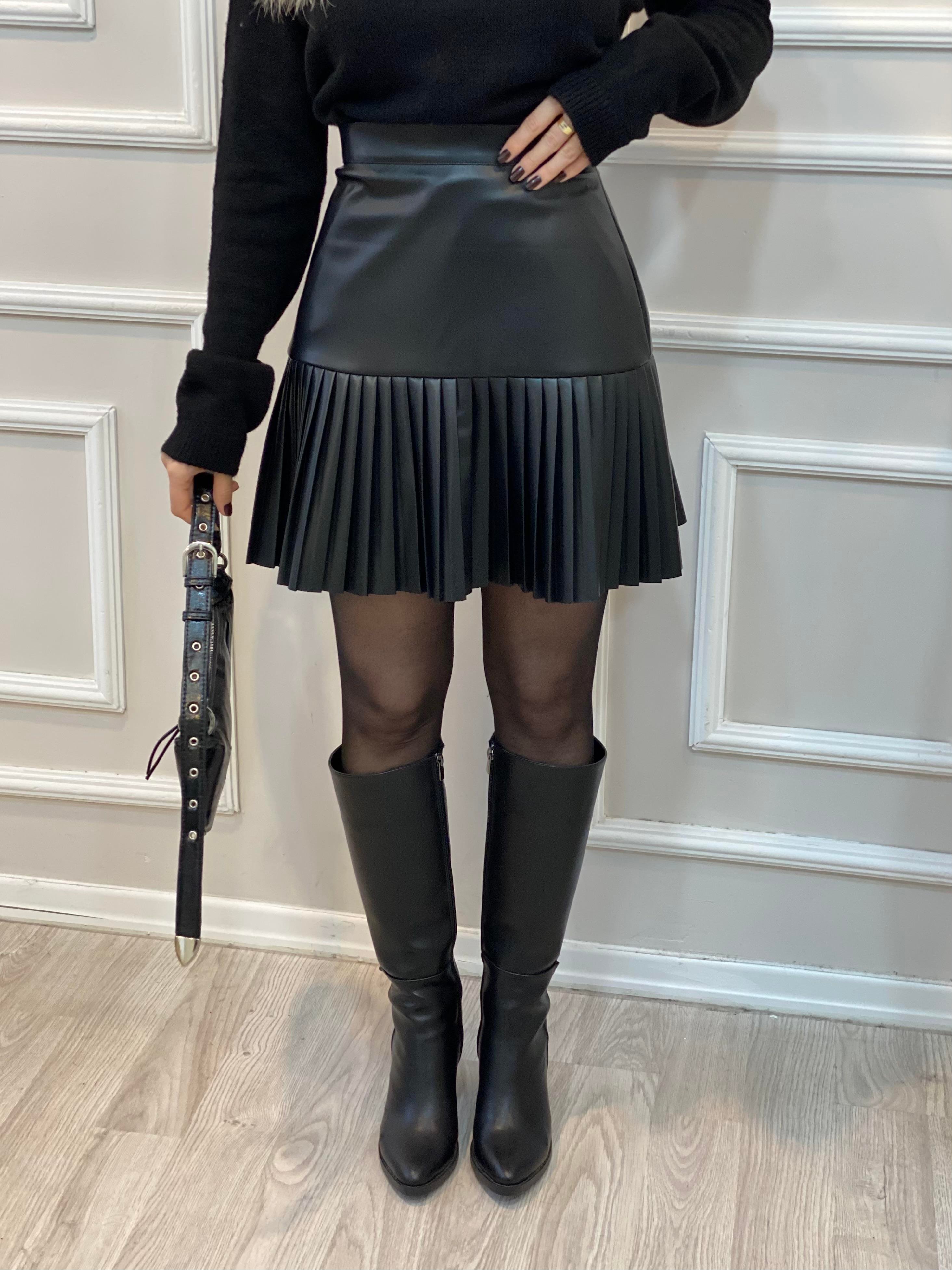 Siyah Piliseli Arkası Fermuarlı Deri  Etek