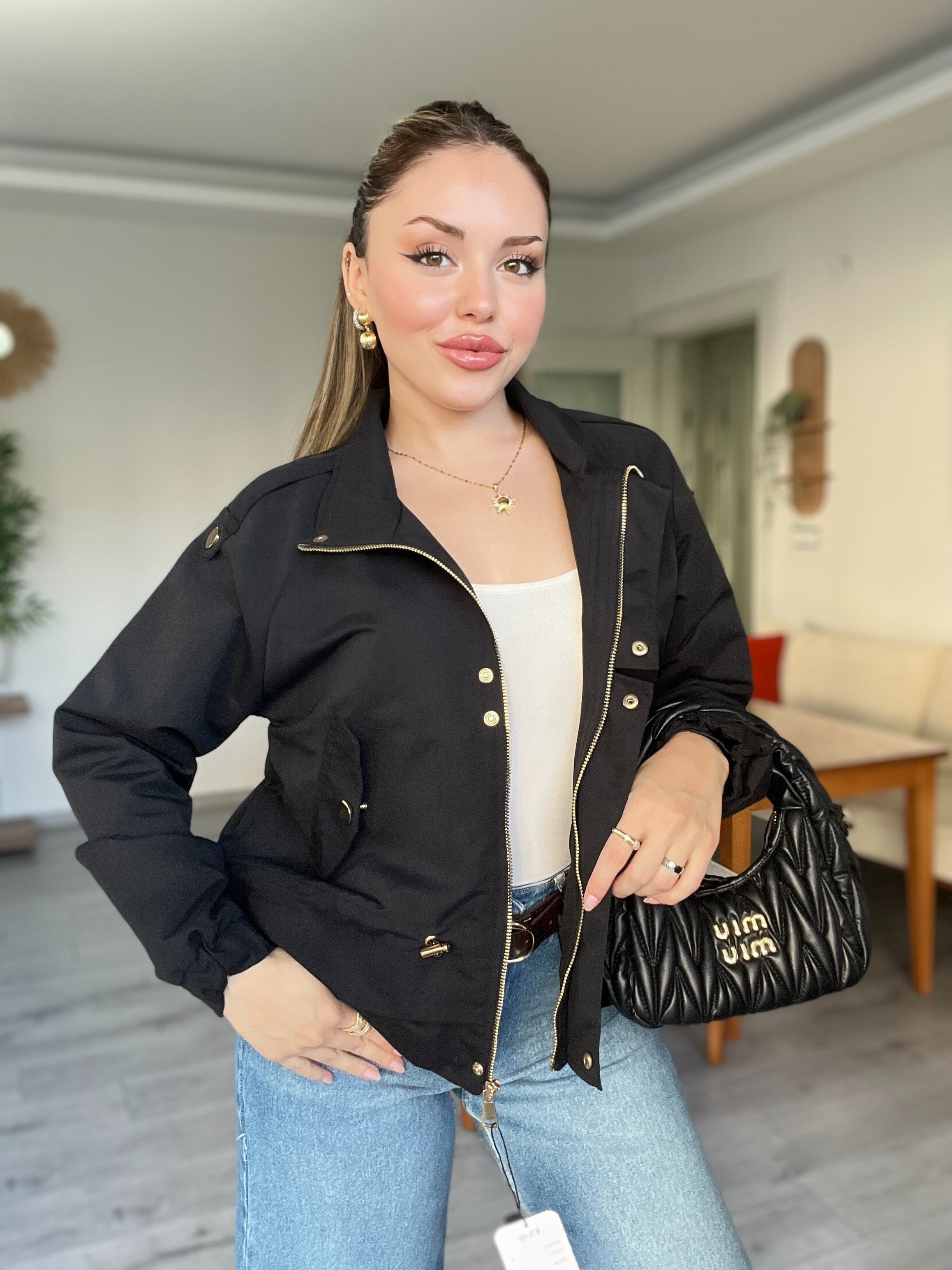 Siyah Renk Büzgülü Model Trenç