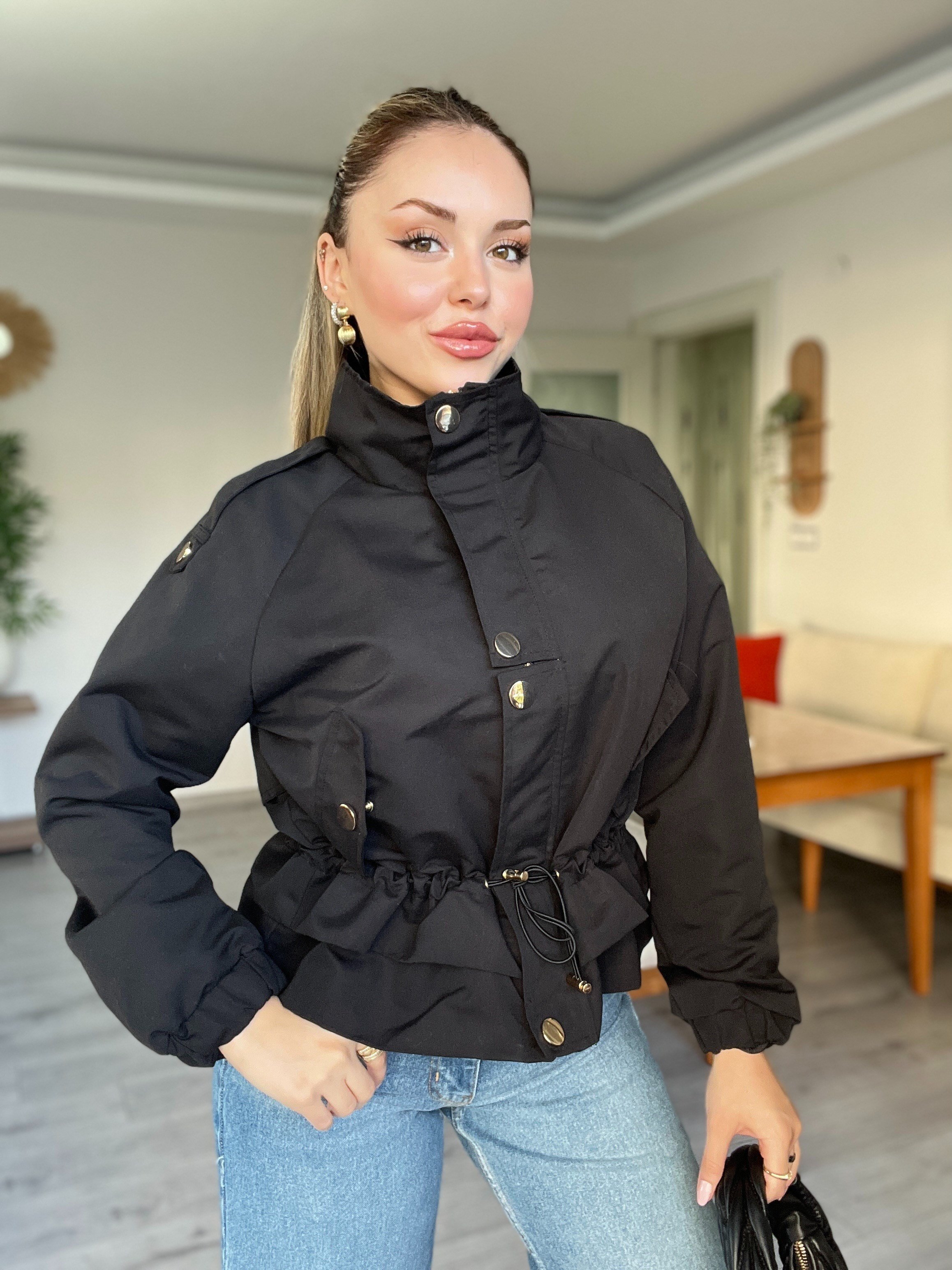 Siyah Renk Büzgülü Model Trenç