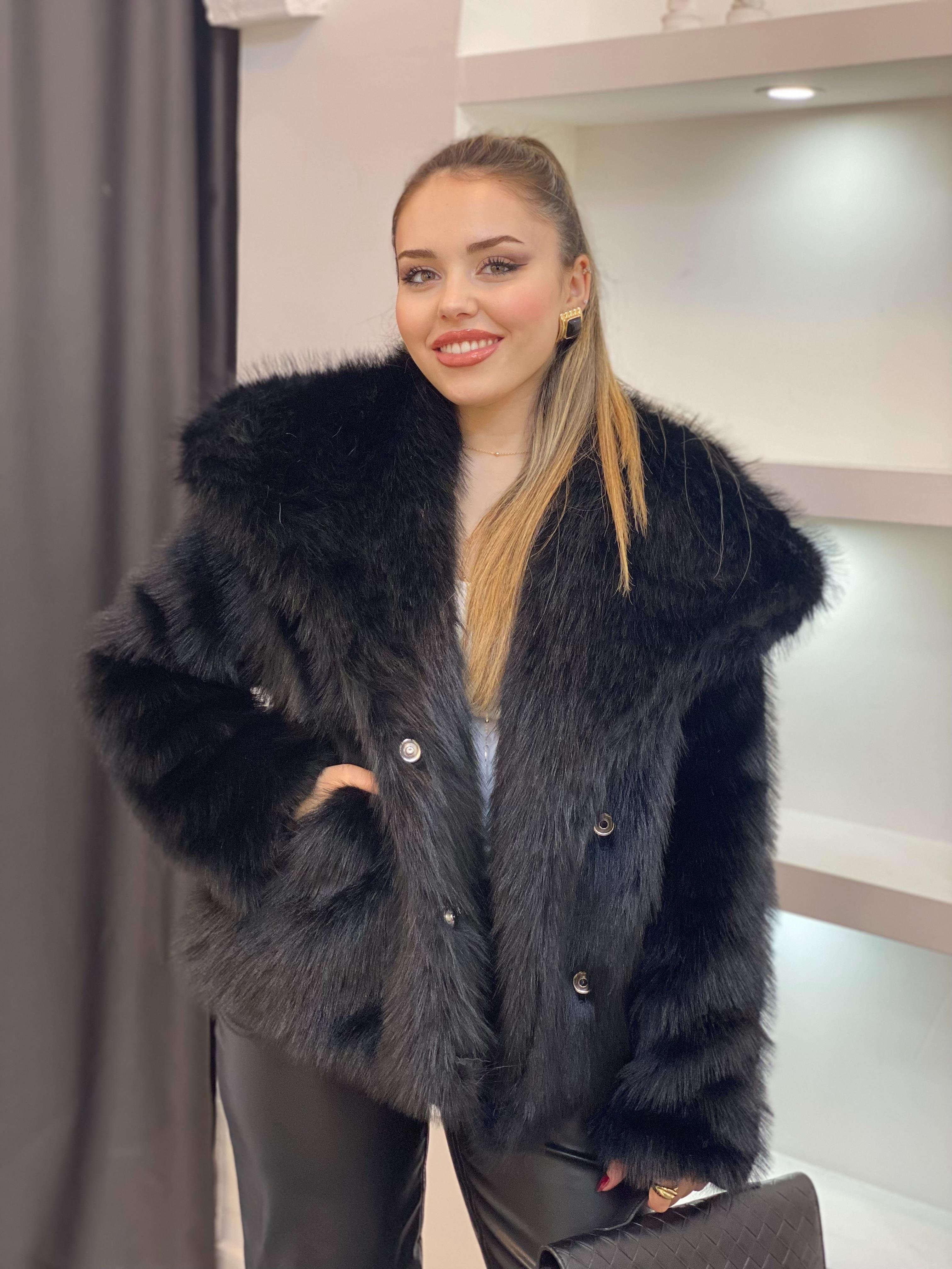 Siyah Renk Geniş Yakalı Kürk