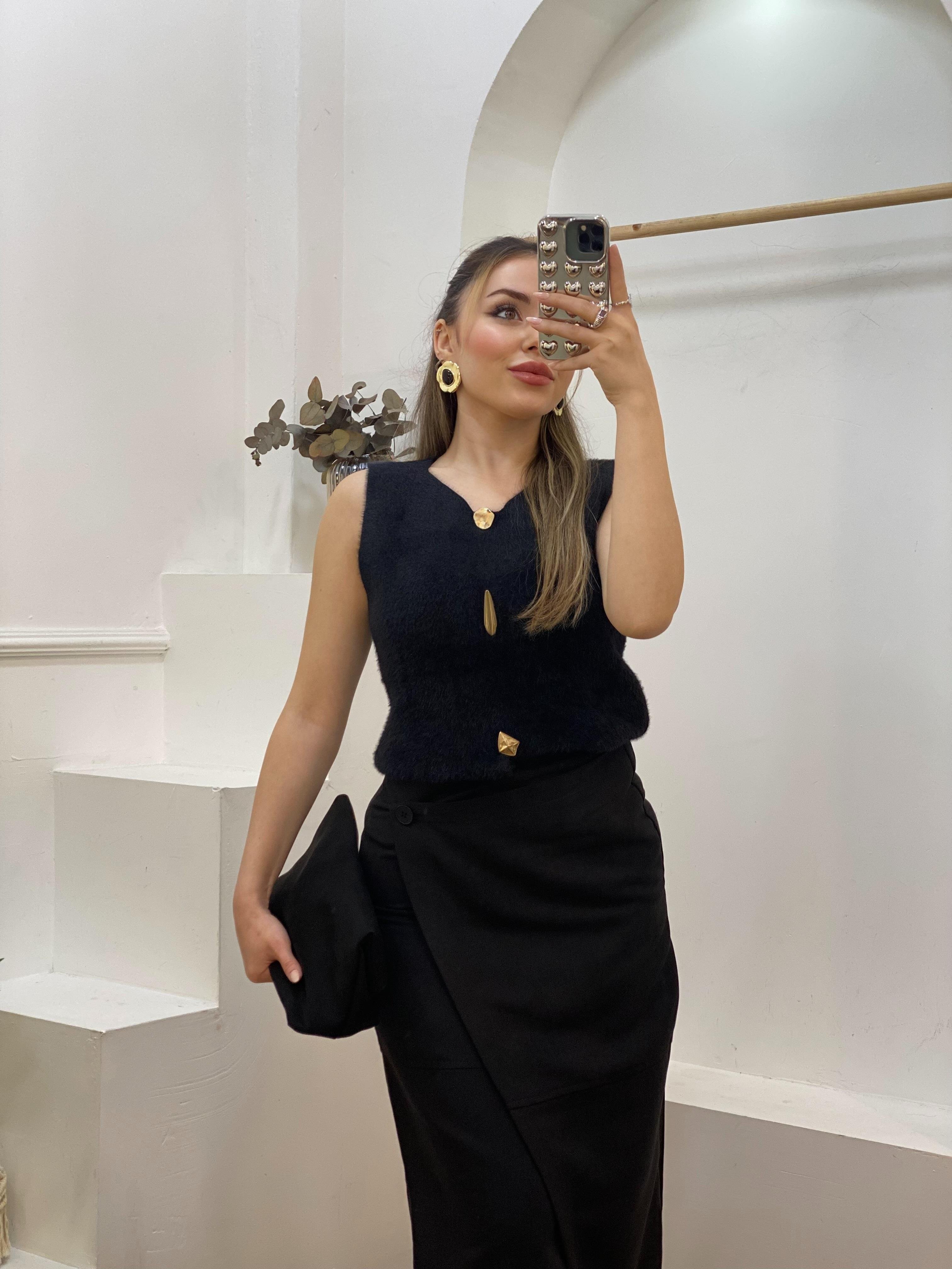 Siyah Renk Gold Düğmeli Yumoş Triko 