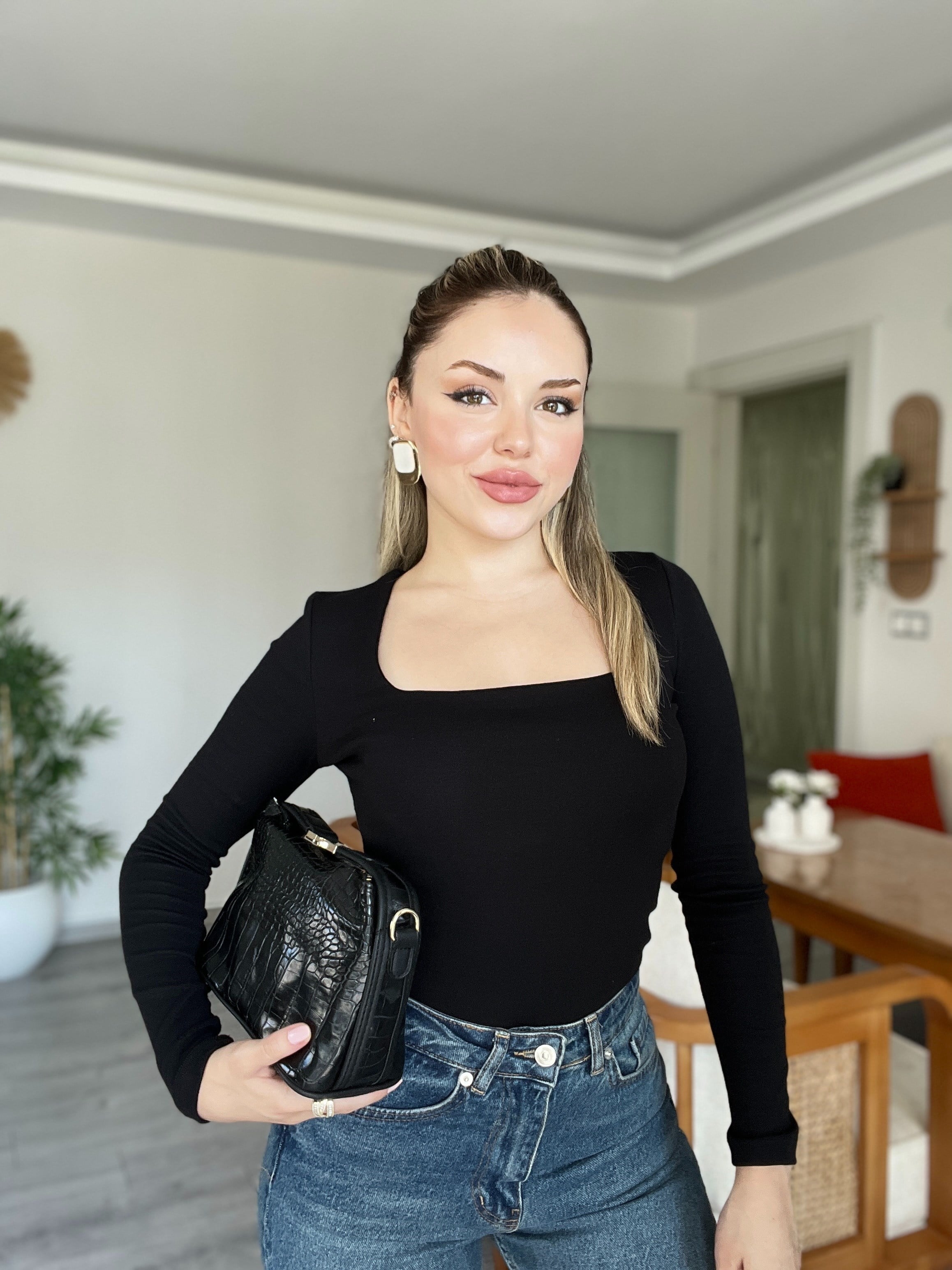 Siyah Sandık Yaka Basic Bluz