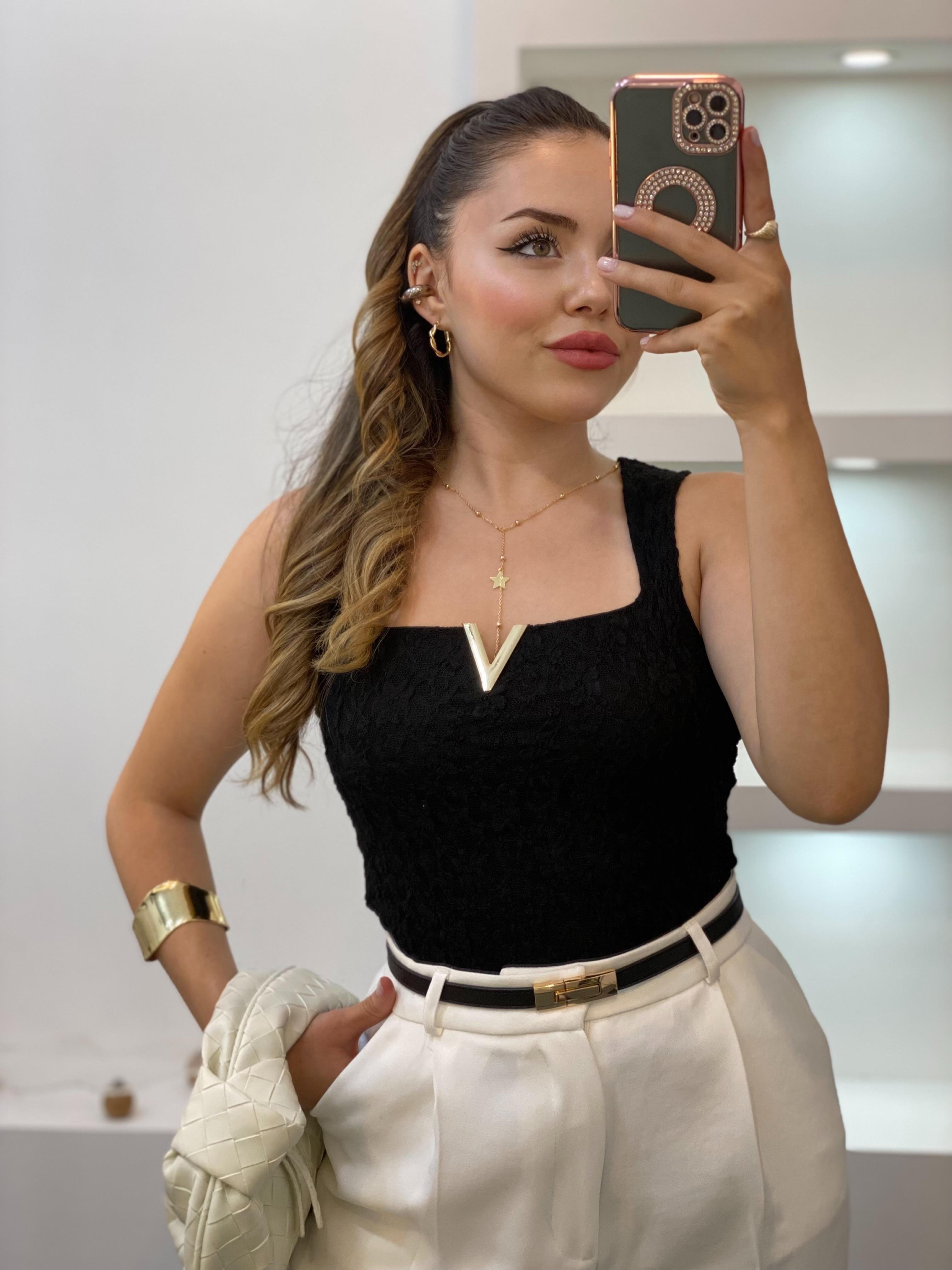 Siyah V Aksesuarlı Dantel Bluz