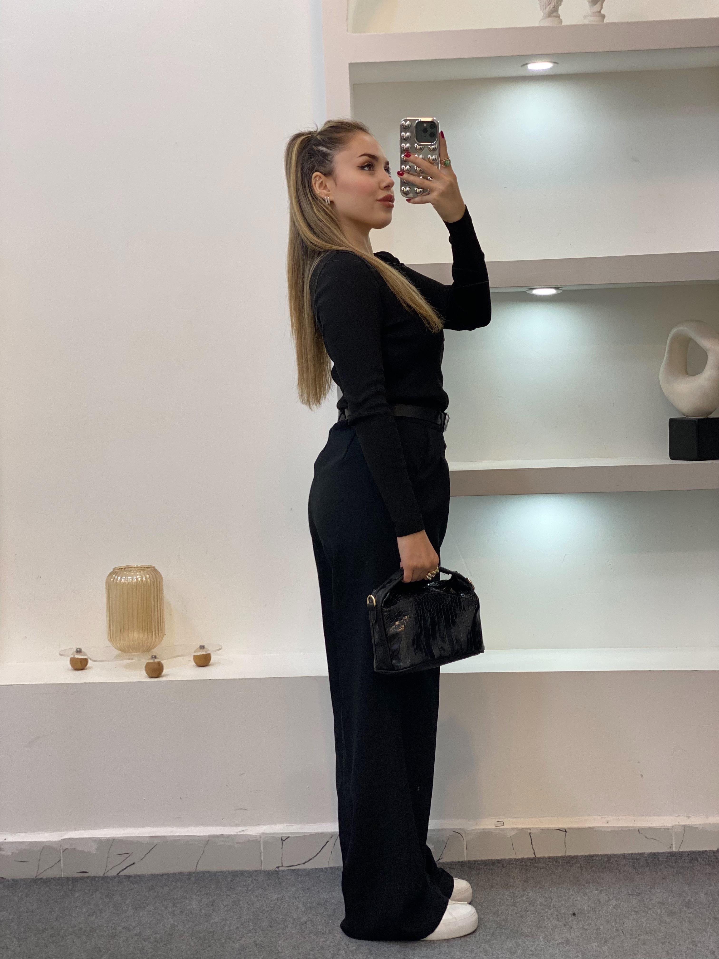 Siyah V Yaka Dantel Detaylı Triko Bluz